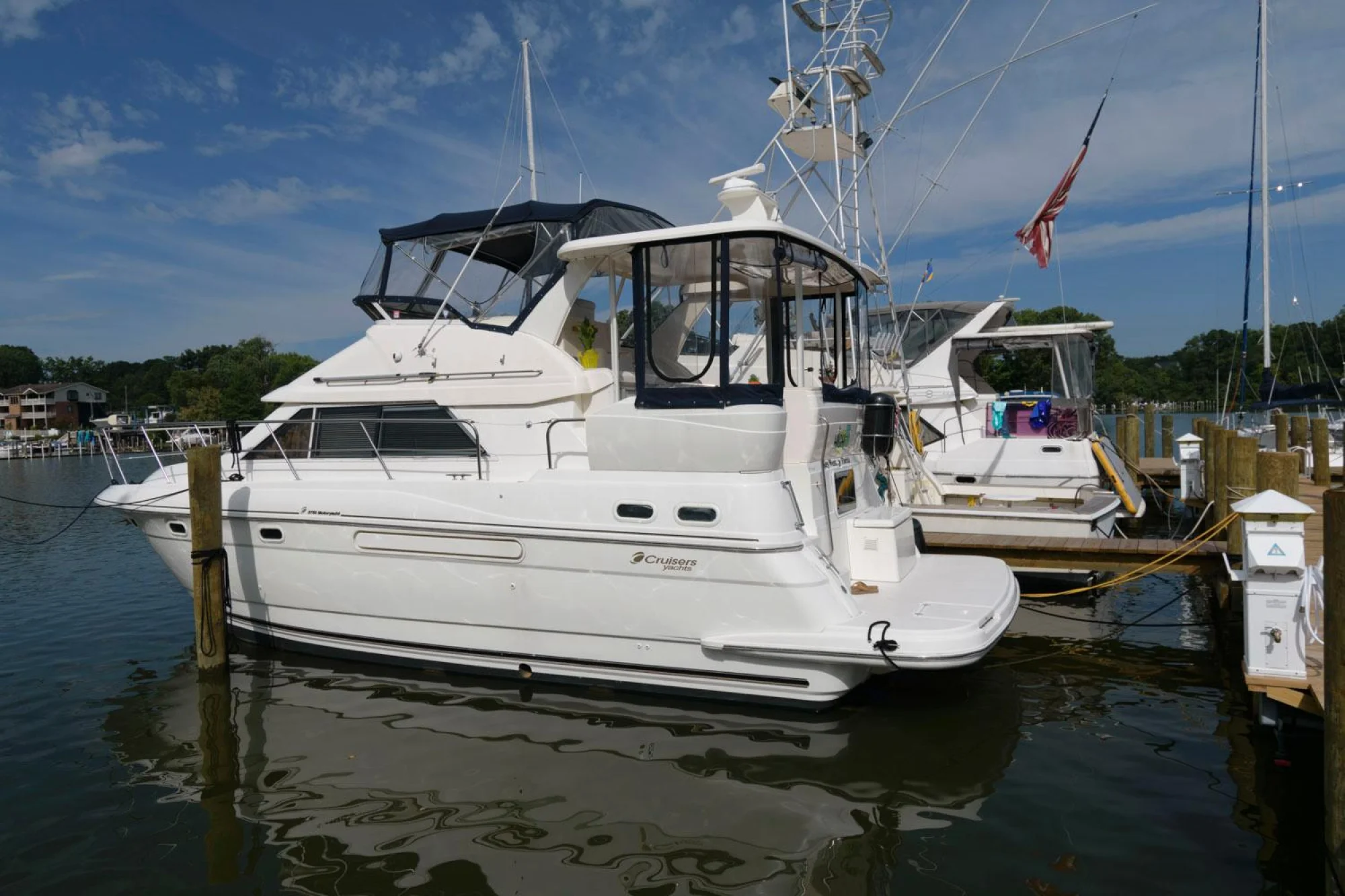 Cruisers Yachts 3750 Motoryacht - Image 2