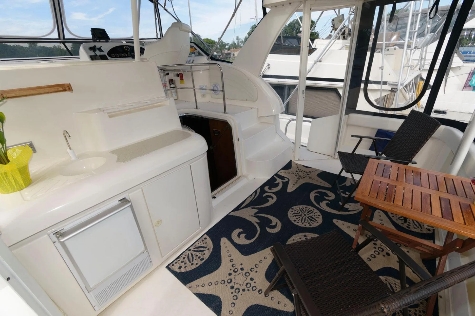 Cruisers Yachts 3750 Motoryacht - Image 3