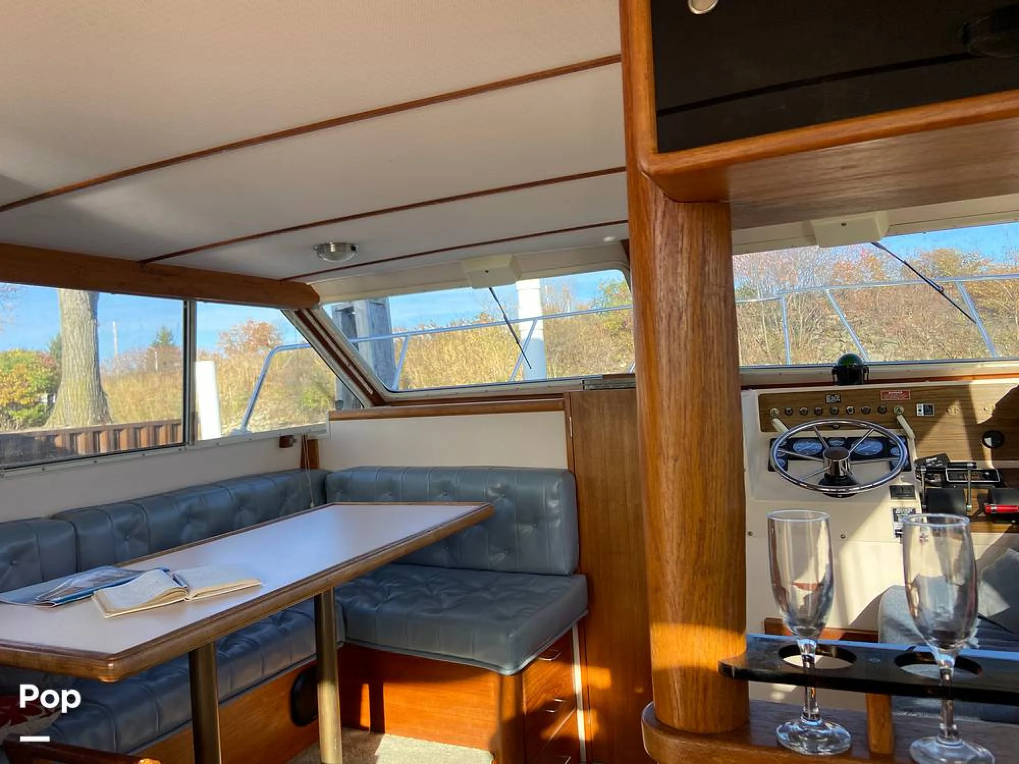 1989 Tollycraft 30 Sport Cruiser - Image 3