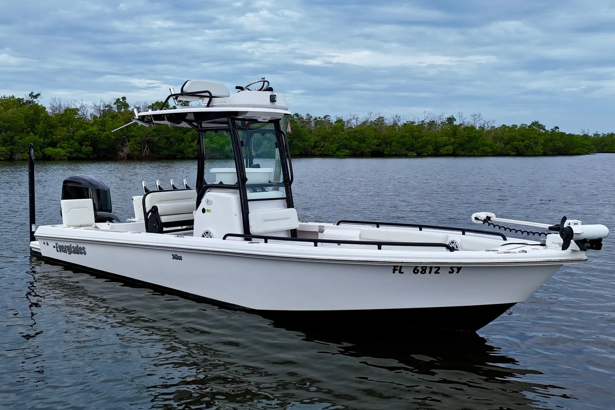 2021 Everglades 243 Center Console