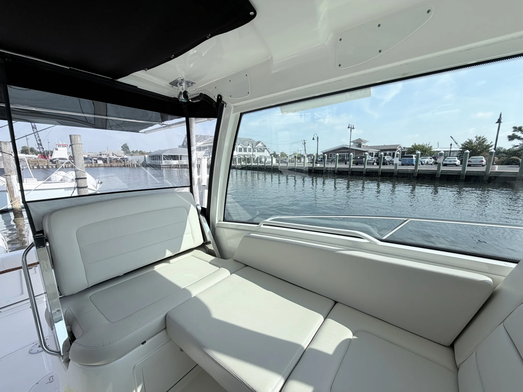 2017 Boston Whaler 315 Conquest - Image 5