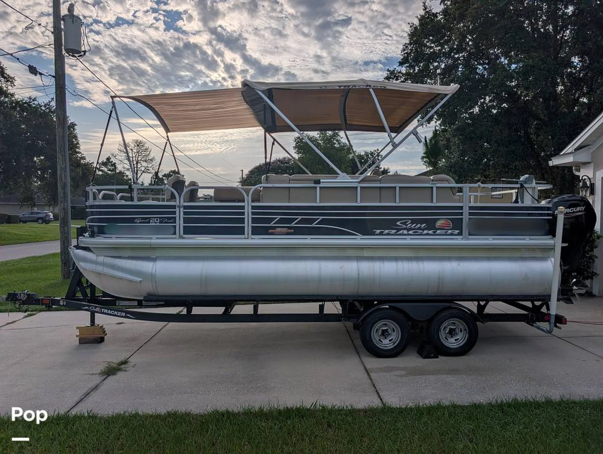 2023 Tracker Sun Tracker Fishin Barge 20 DLX - Image 3