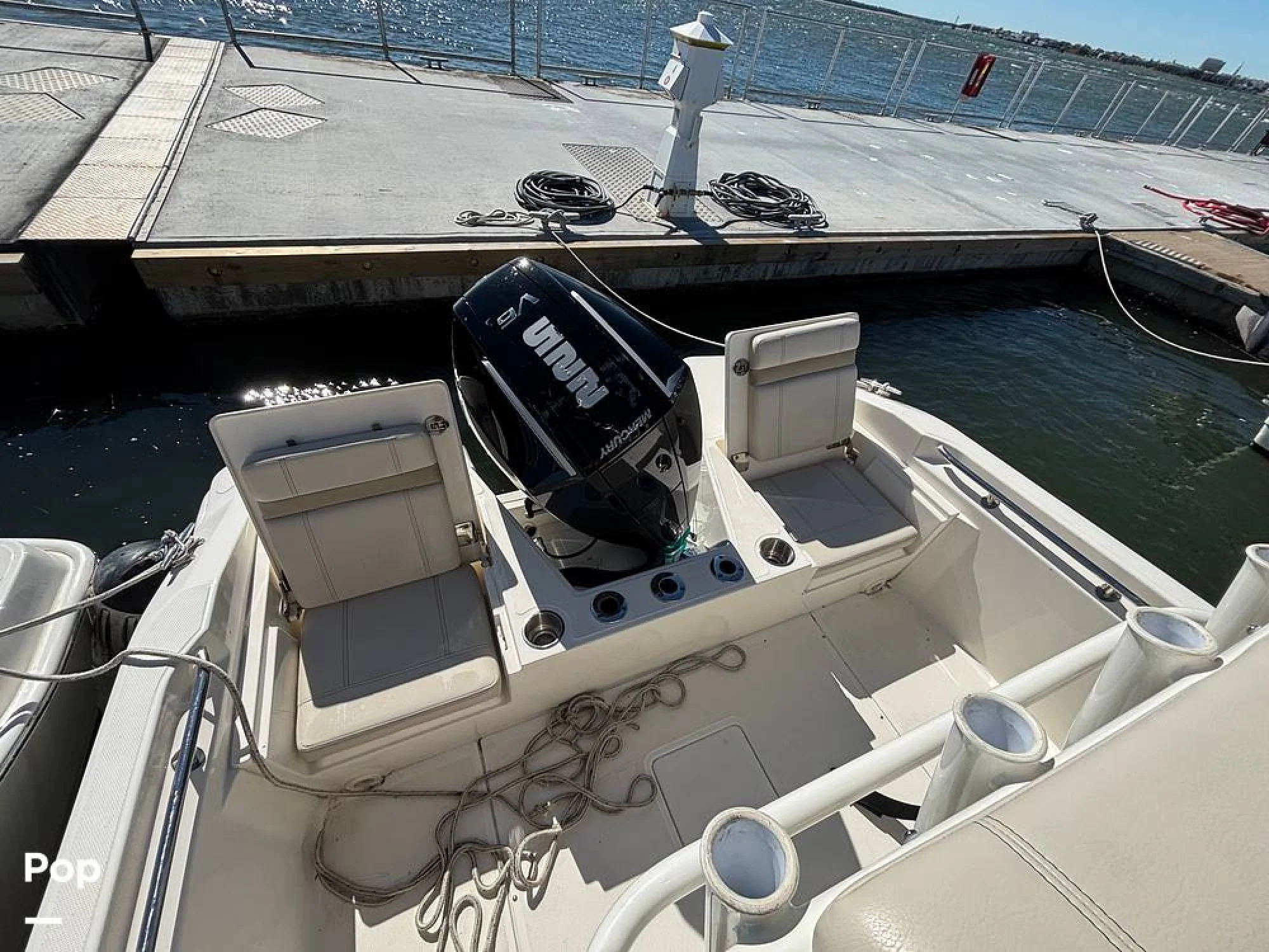2025 Boston Whaler 220 Dauntless - Image 3