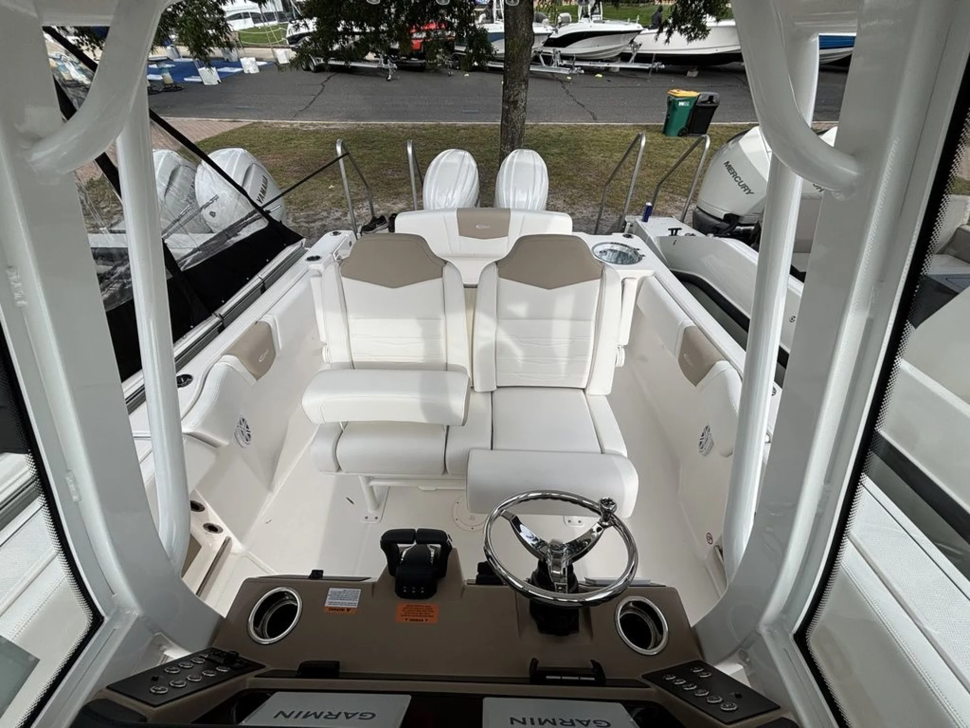 2027 Robalo R252 Explorer - Image 5