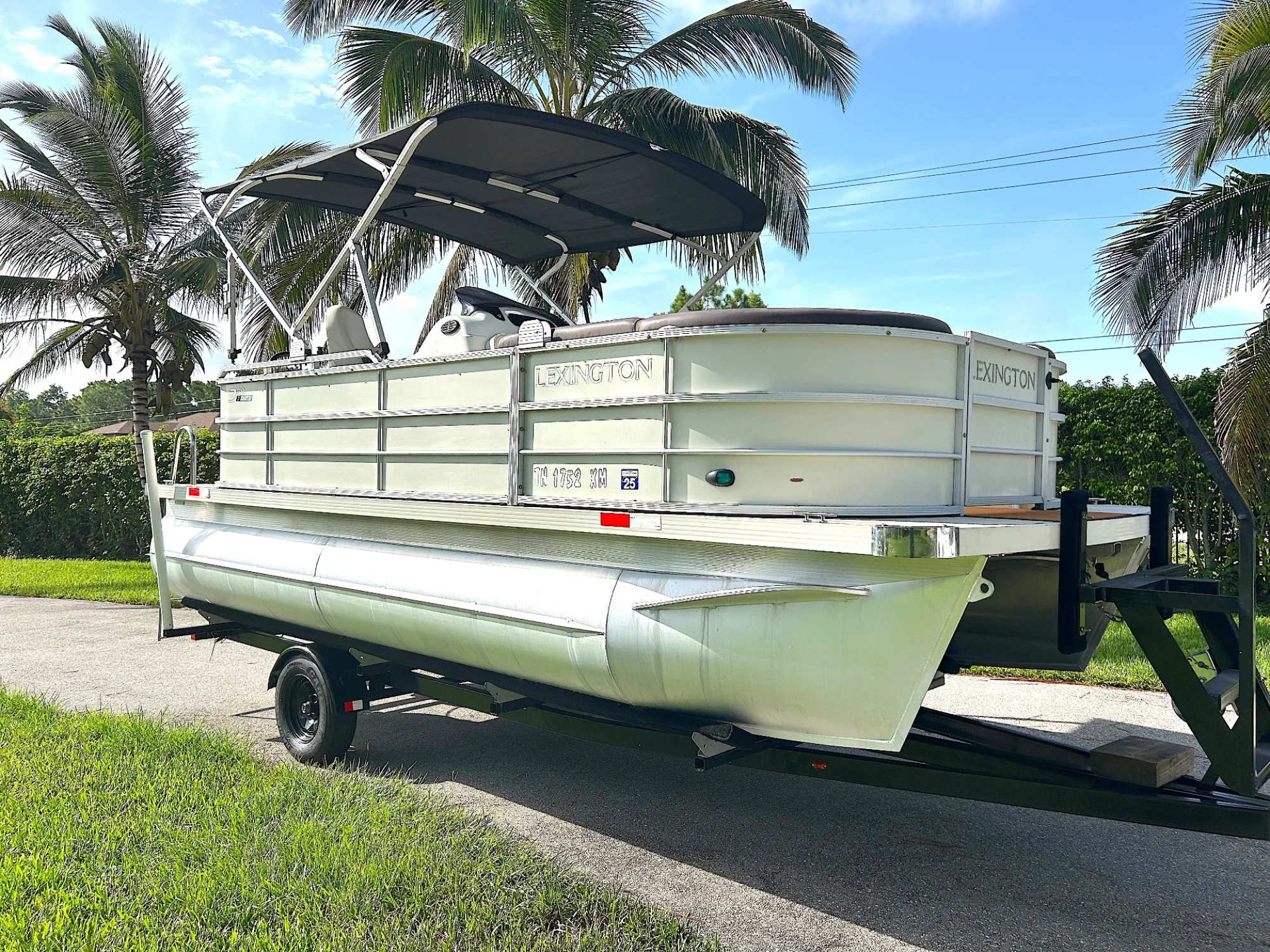 2022 LEXINGTON 320 20′ Pontoon - Main Image