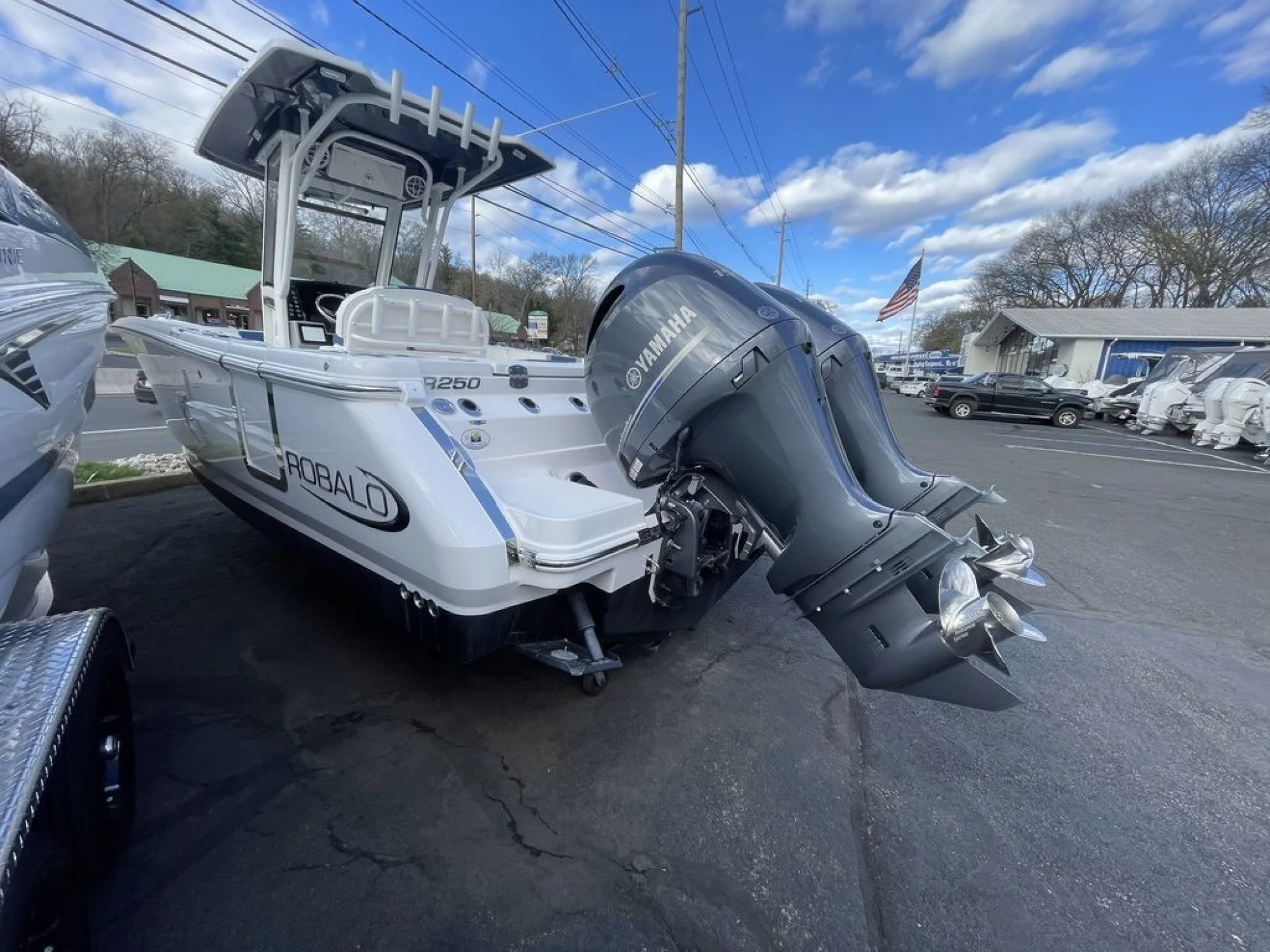2023 Robalo R250 Center Console - Image 4