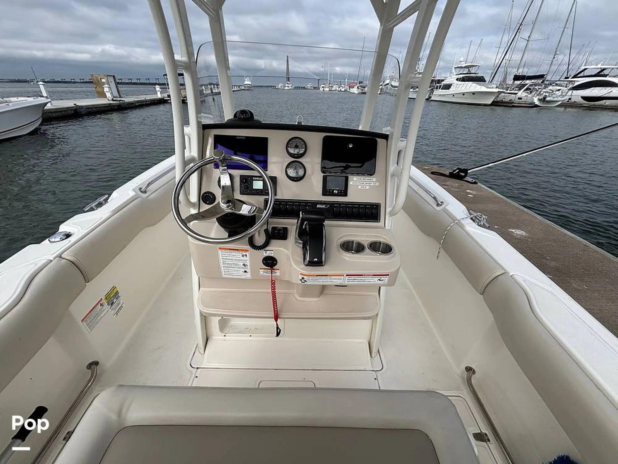 2025 Boston Whaler 230 OUTRAGE - Image 5