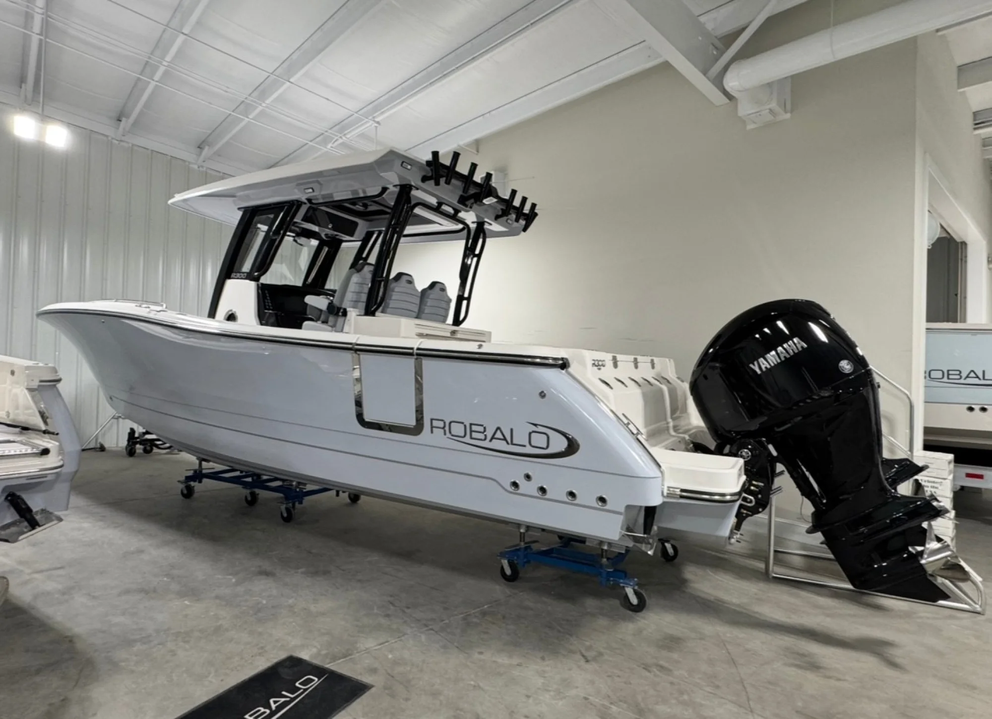 2026 Robalo R300 Alloy Gray