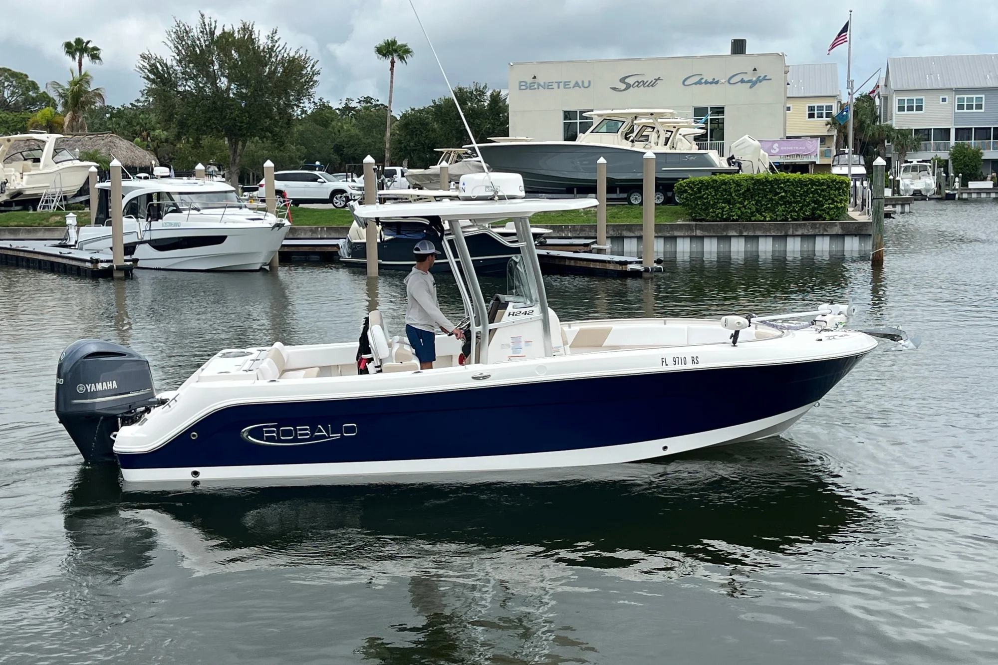 2019 Robalo R242 Center Console