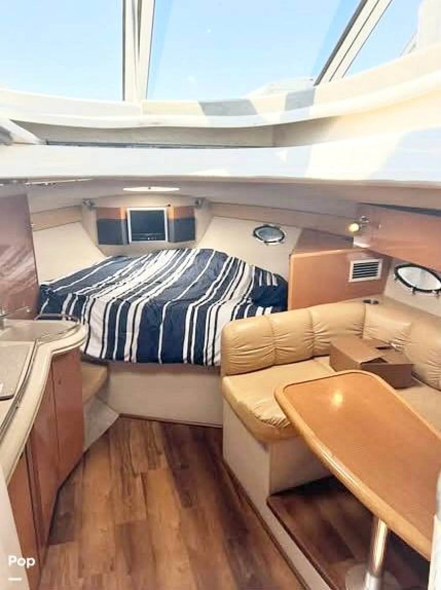 2008 Larson Cabrio 330 - Image 3