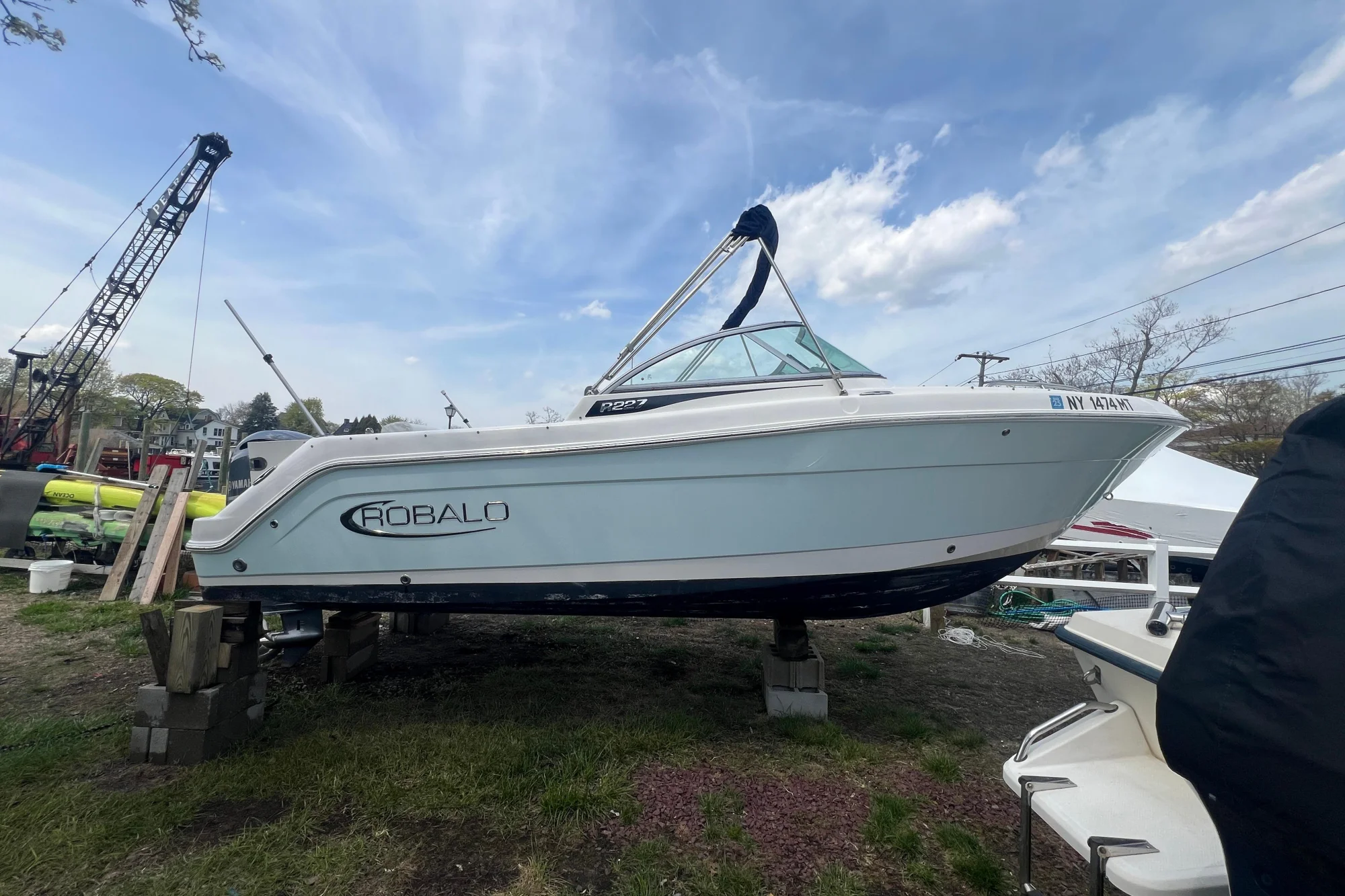 2022 Robalo R227 Dual Console - Image 2