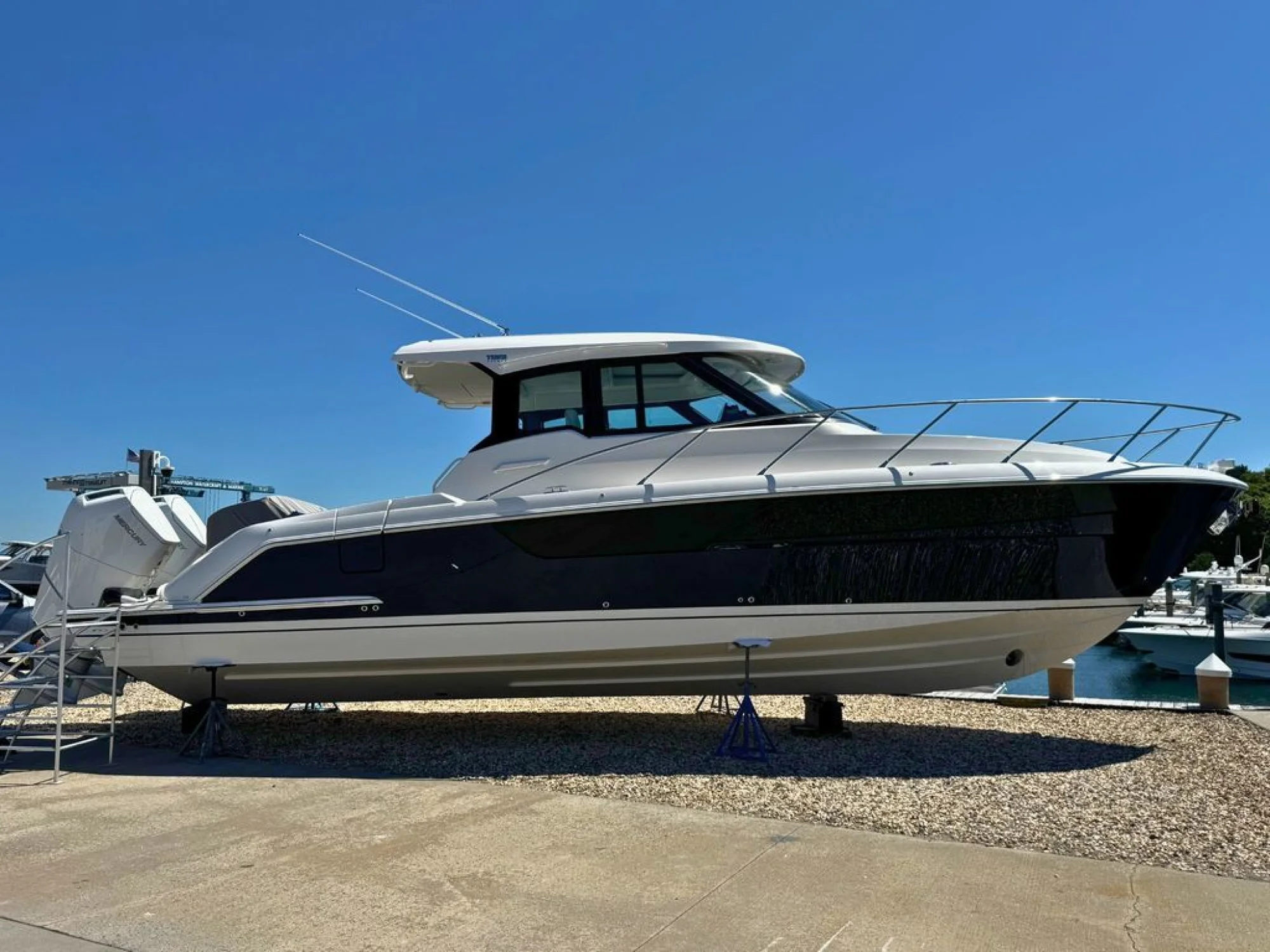 Tiara Yachts 39LE - Image 4