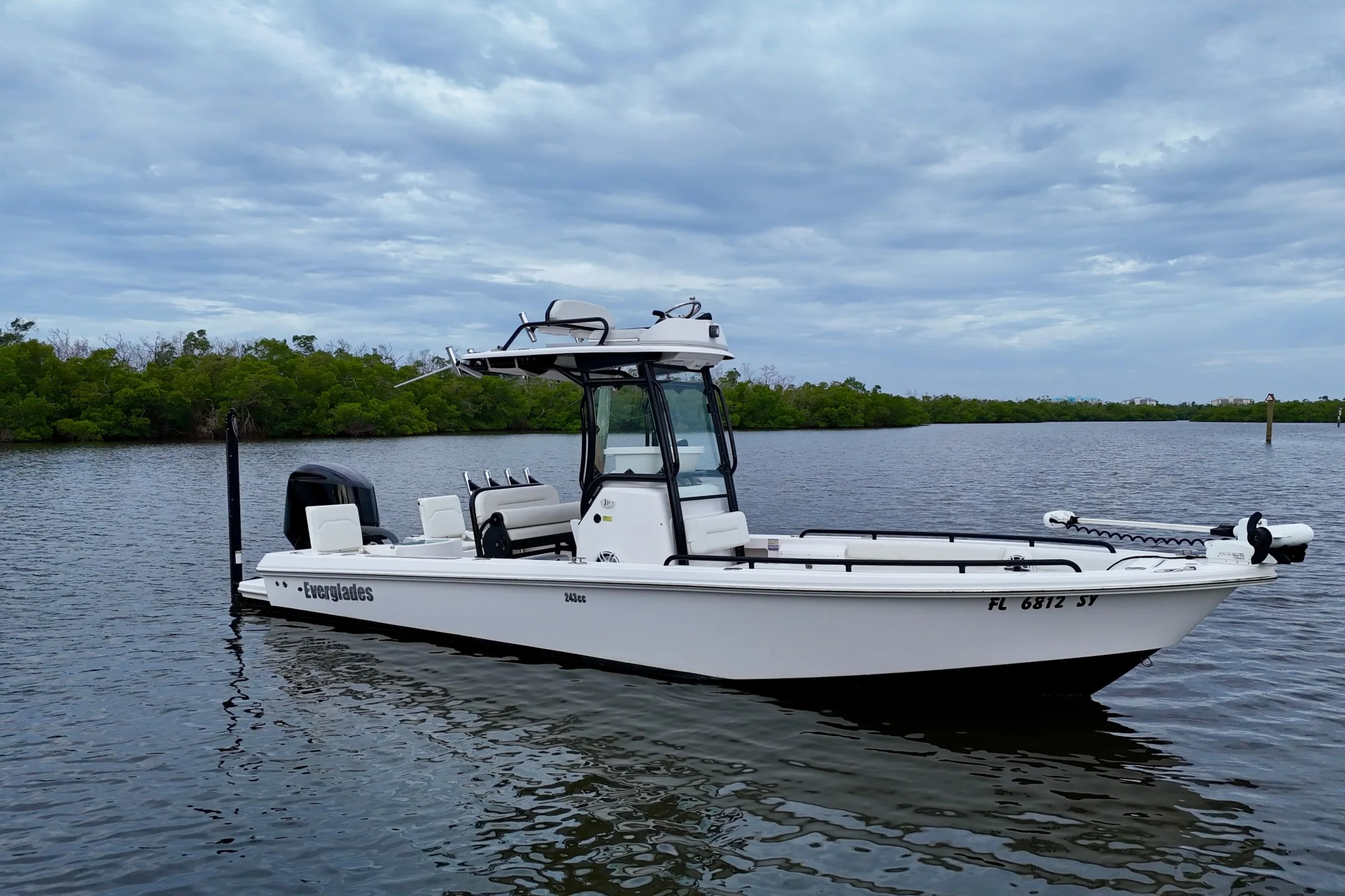 2021 Everglades 243 Center Console - Image 2