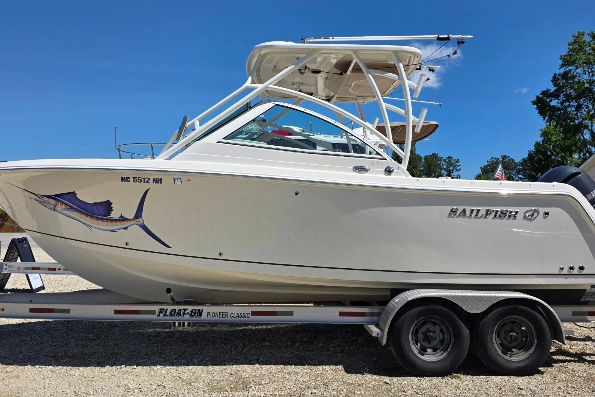 2018 Sailfish 245 DC - Image 2
