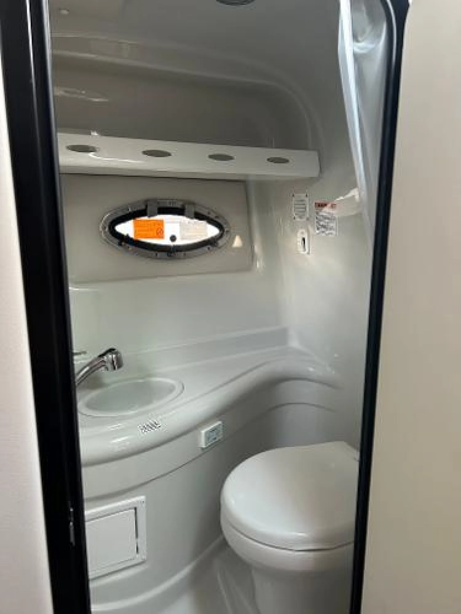 2023 Crownline 270 CR - Image 4
