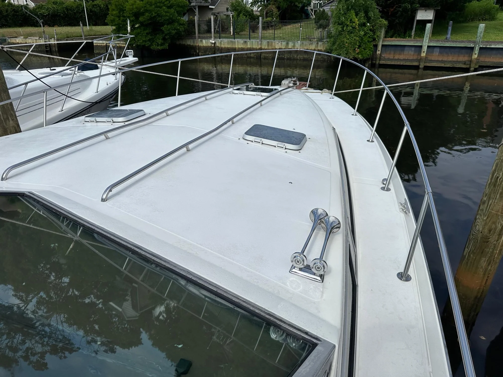 1986 Sea Ray 390 Express Cruiser - Image 4
