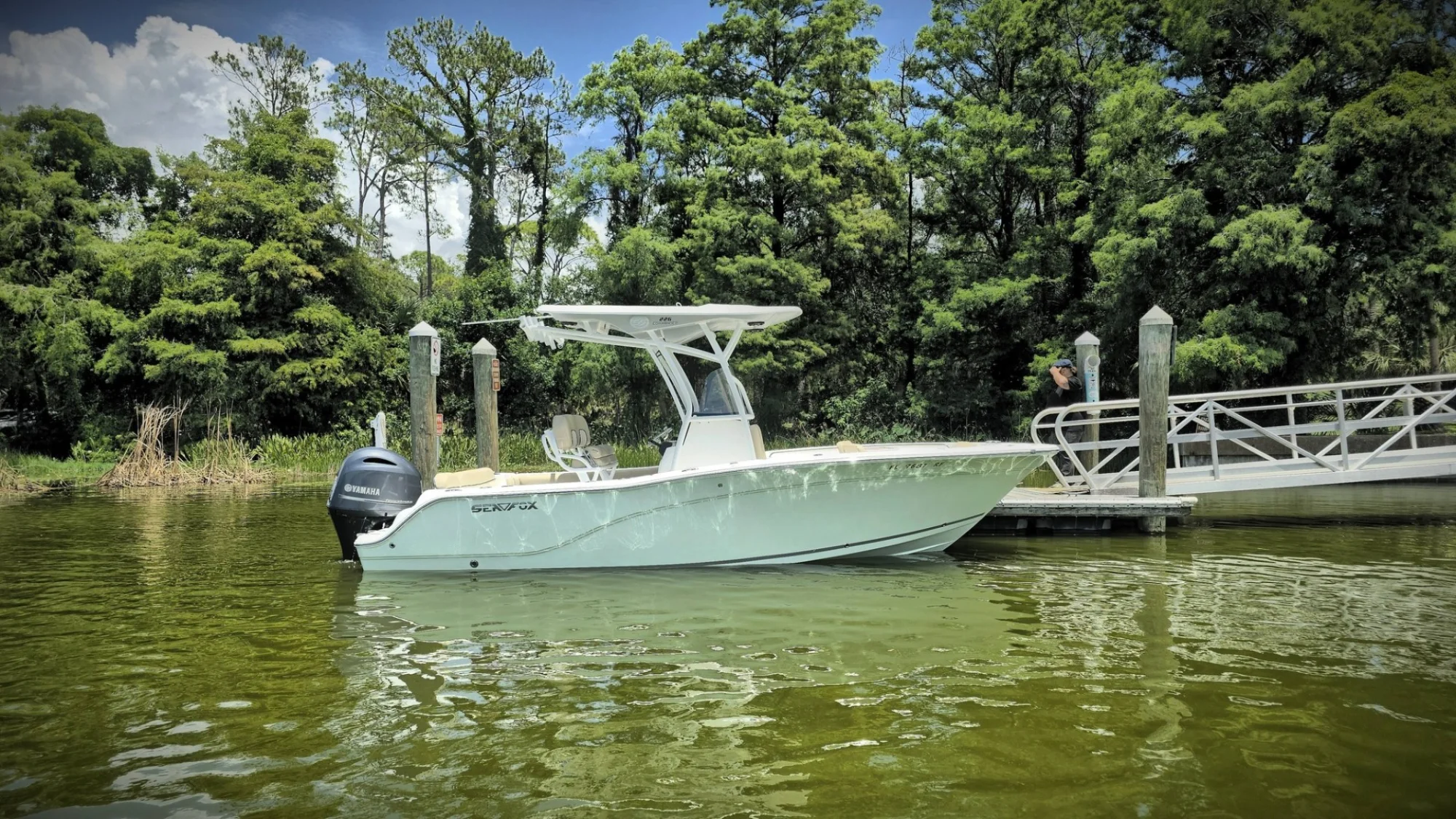 2017 SEA FOX 226 COMMANDER POWERED BY A YAMAHA 200HP 350 HOURS