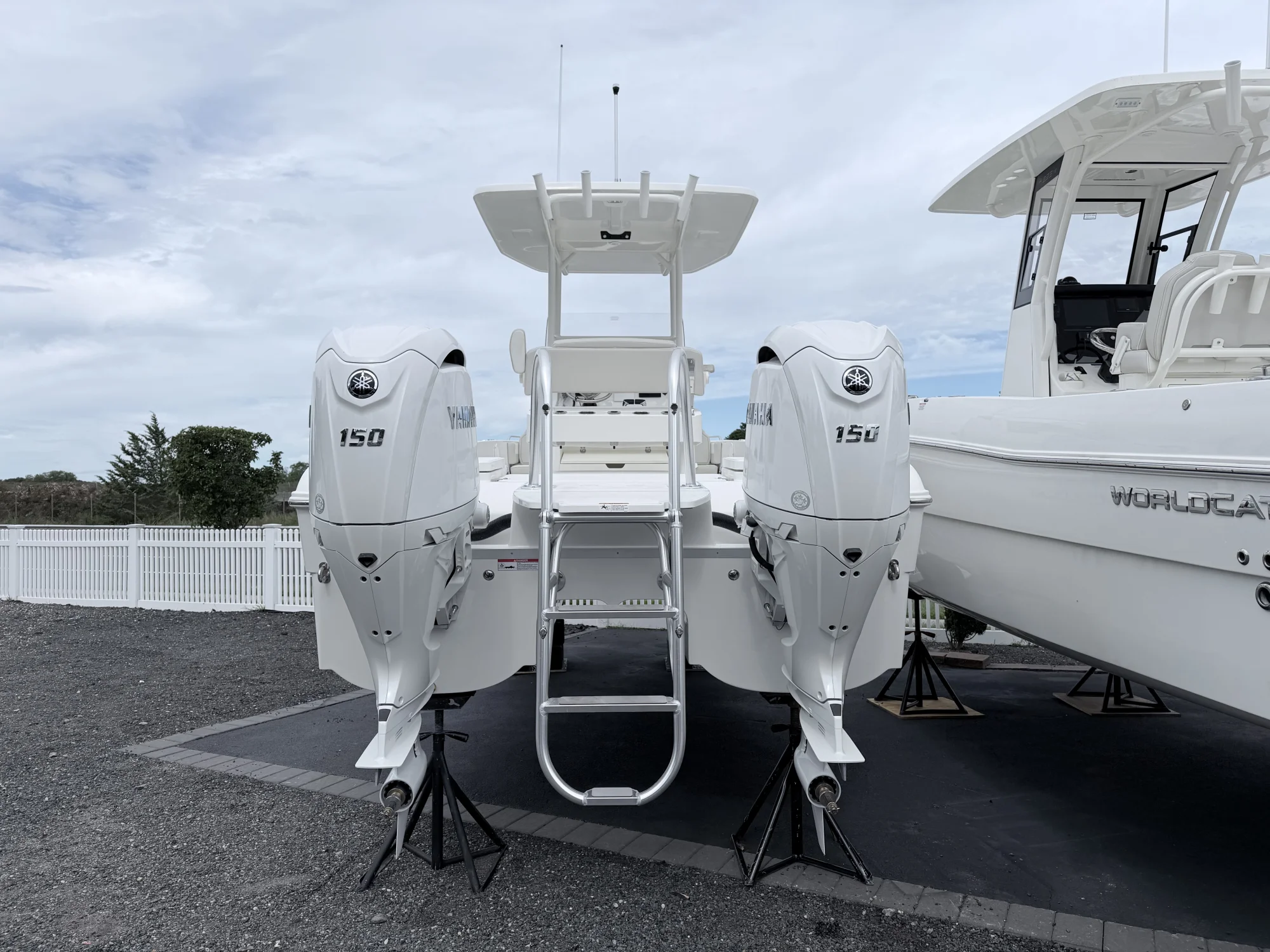 2027 World Cat 235HB - Image 2