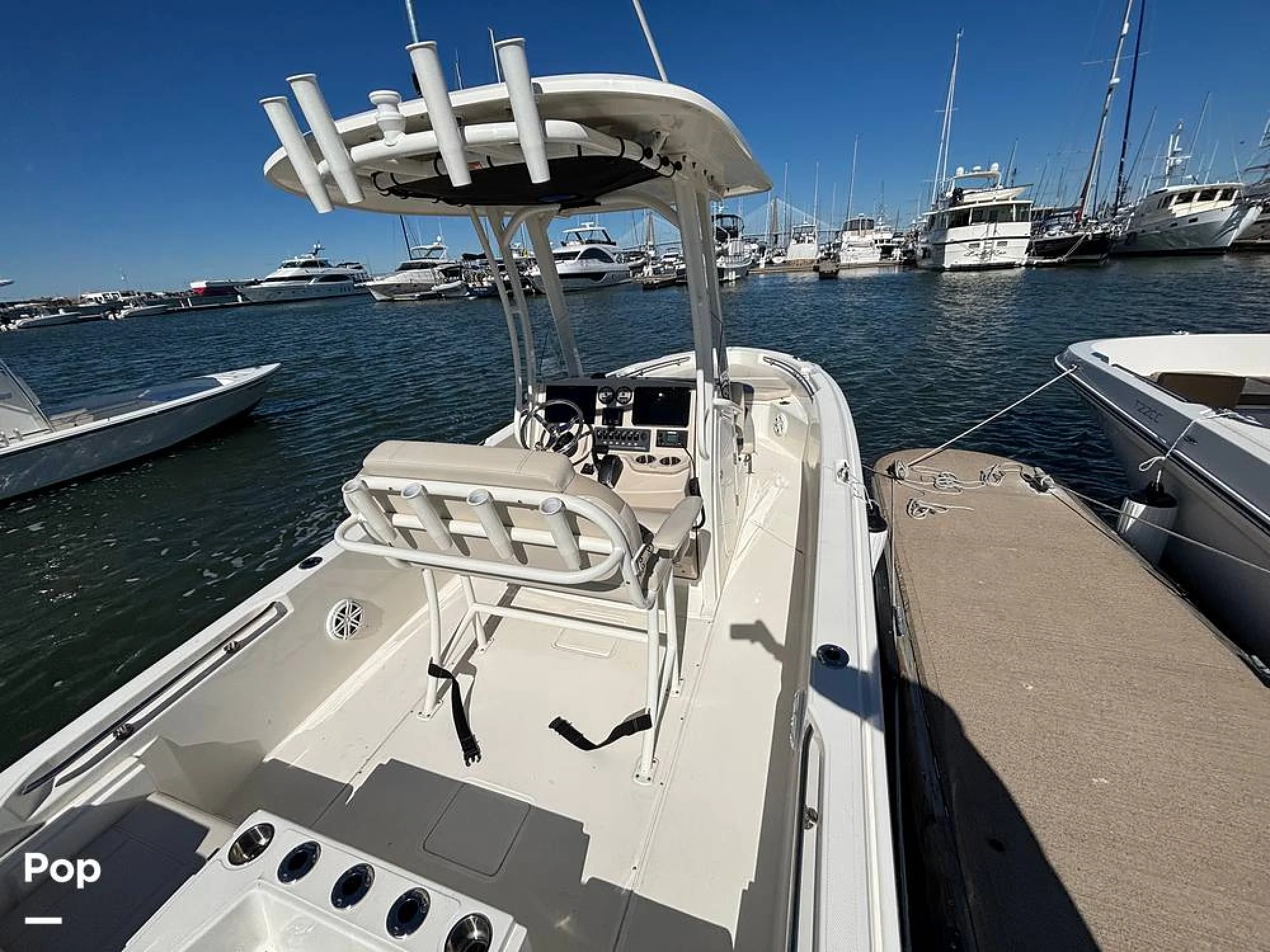 2025 Boston Whaler 220 DAUNTLESS - Image 3