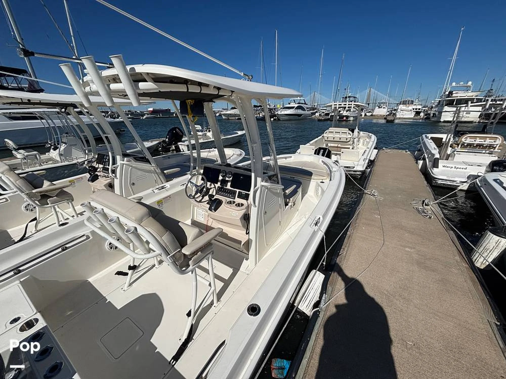 2025 Boston Whaler 220 DAUNTLESS - Image 4