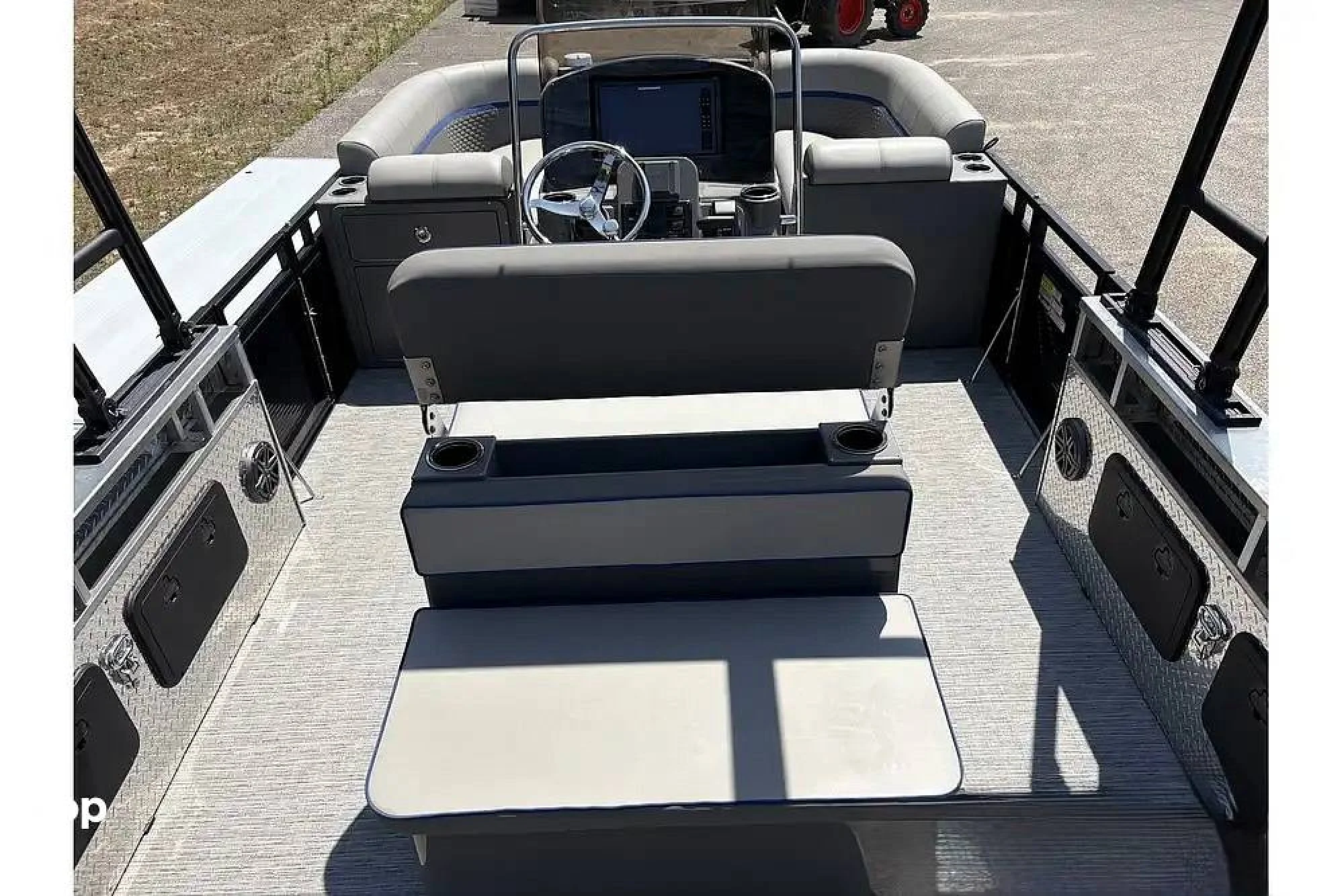 2023 Angler Qwest 8522 Pro Troll - Image 2