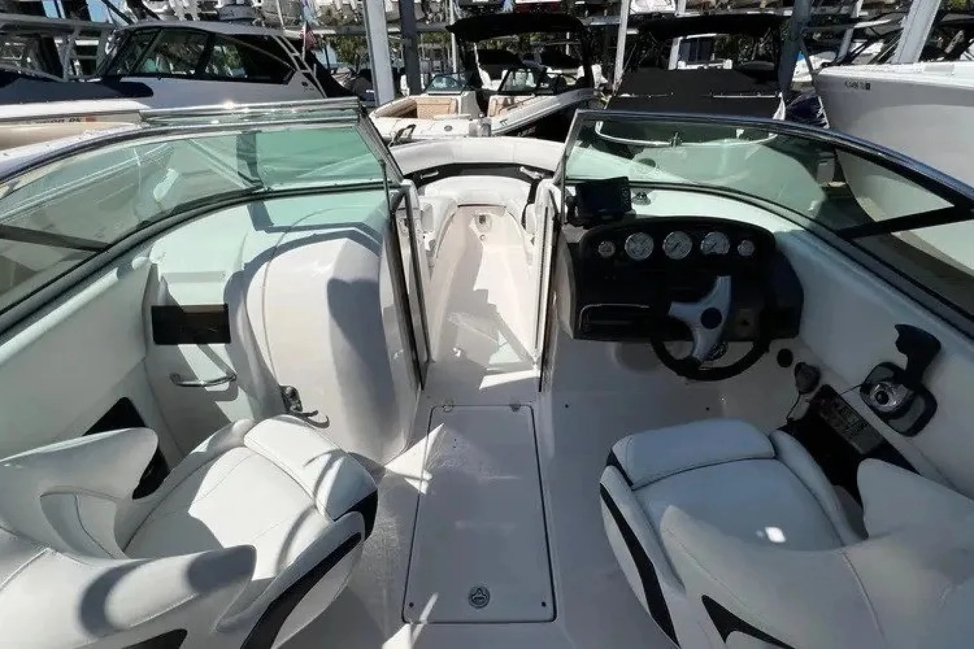 2010 Regal 2500 Bowrider - Image 3