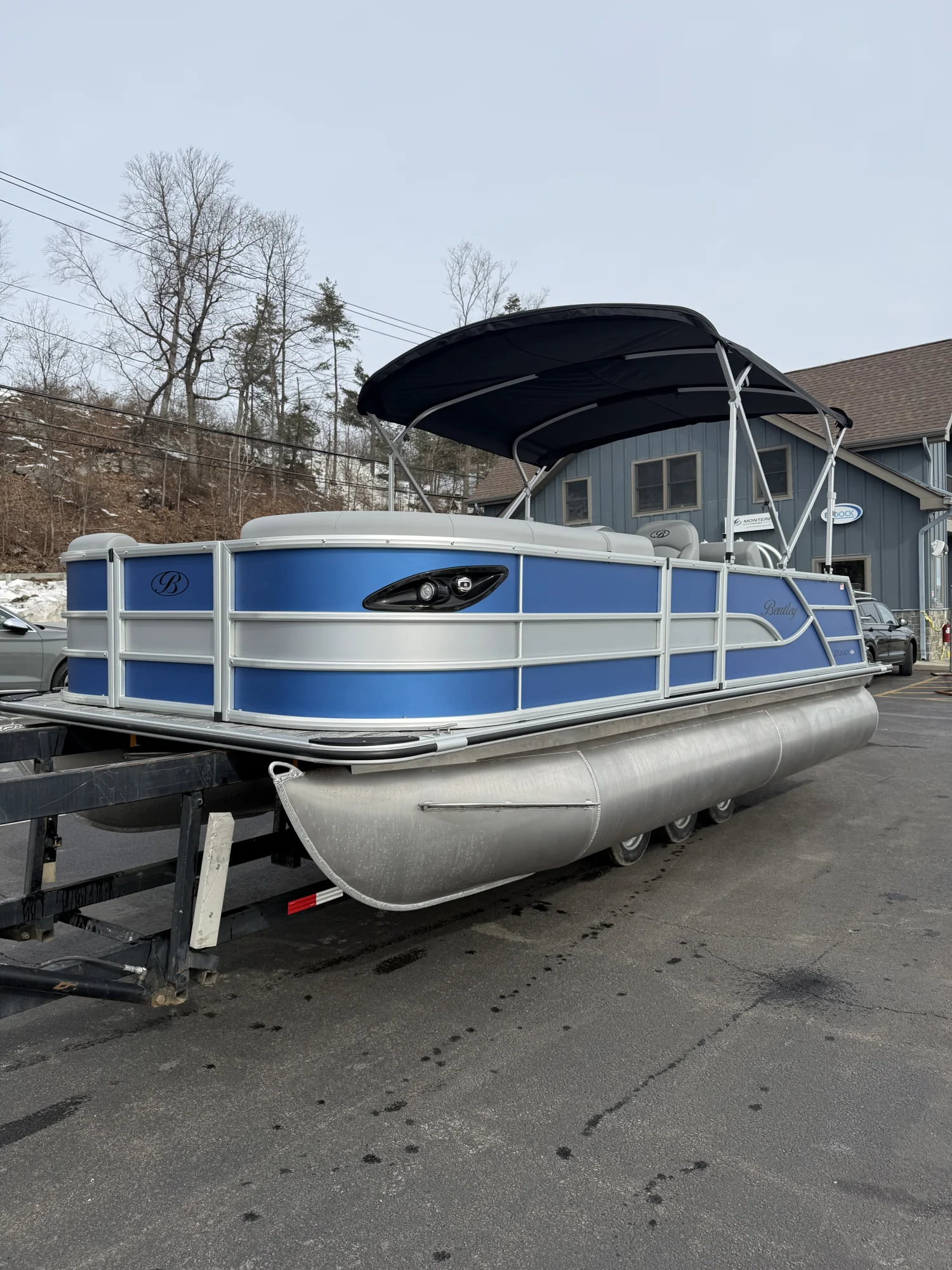 2026 Bentley Pontoons Legacy 200 Swingback - Image 2