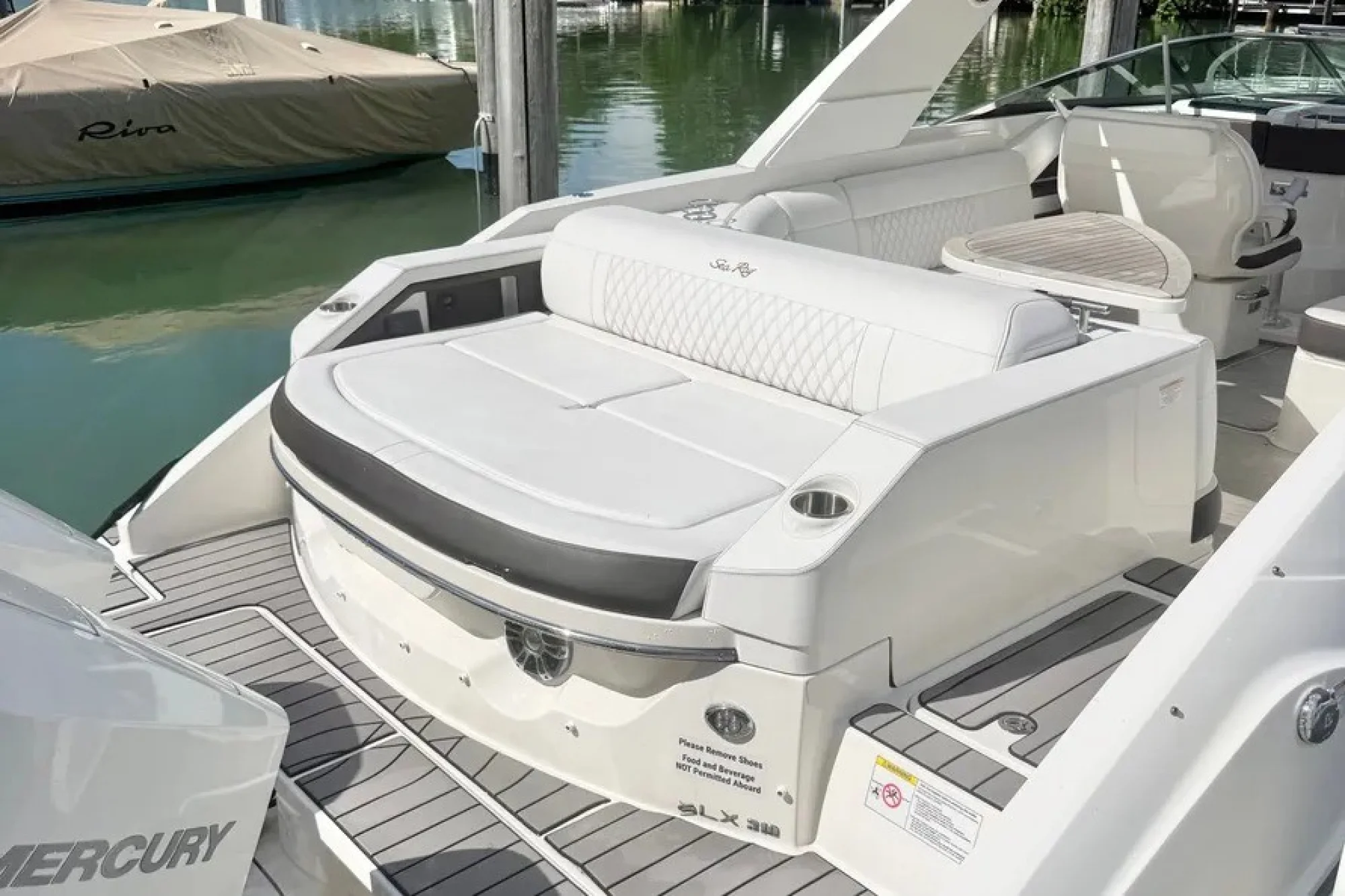 2023 Sea Ray SLX 310 Outboard - Image 4