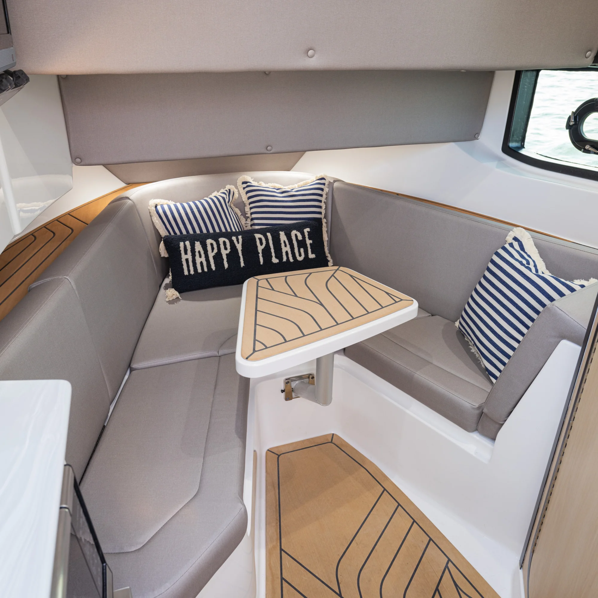 2026 Hurricane 3200 Sundeck - Image 5