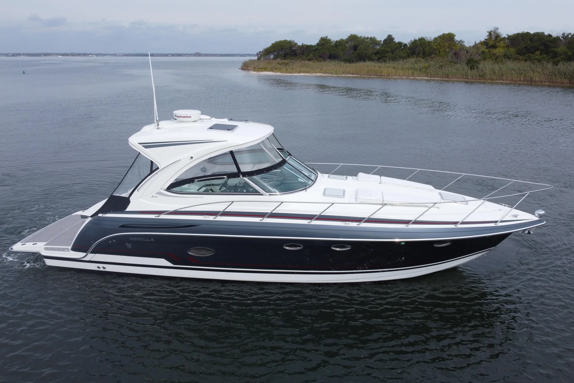 2017 Formula 37 Performance Cruiser - Image 3