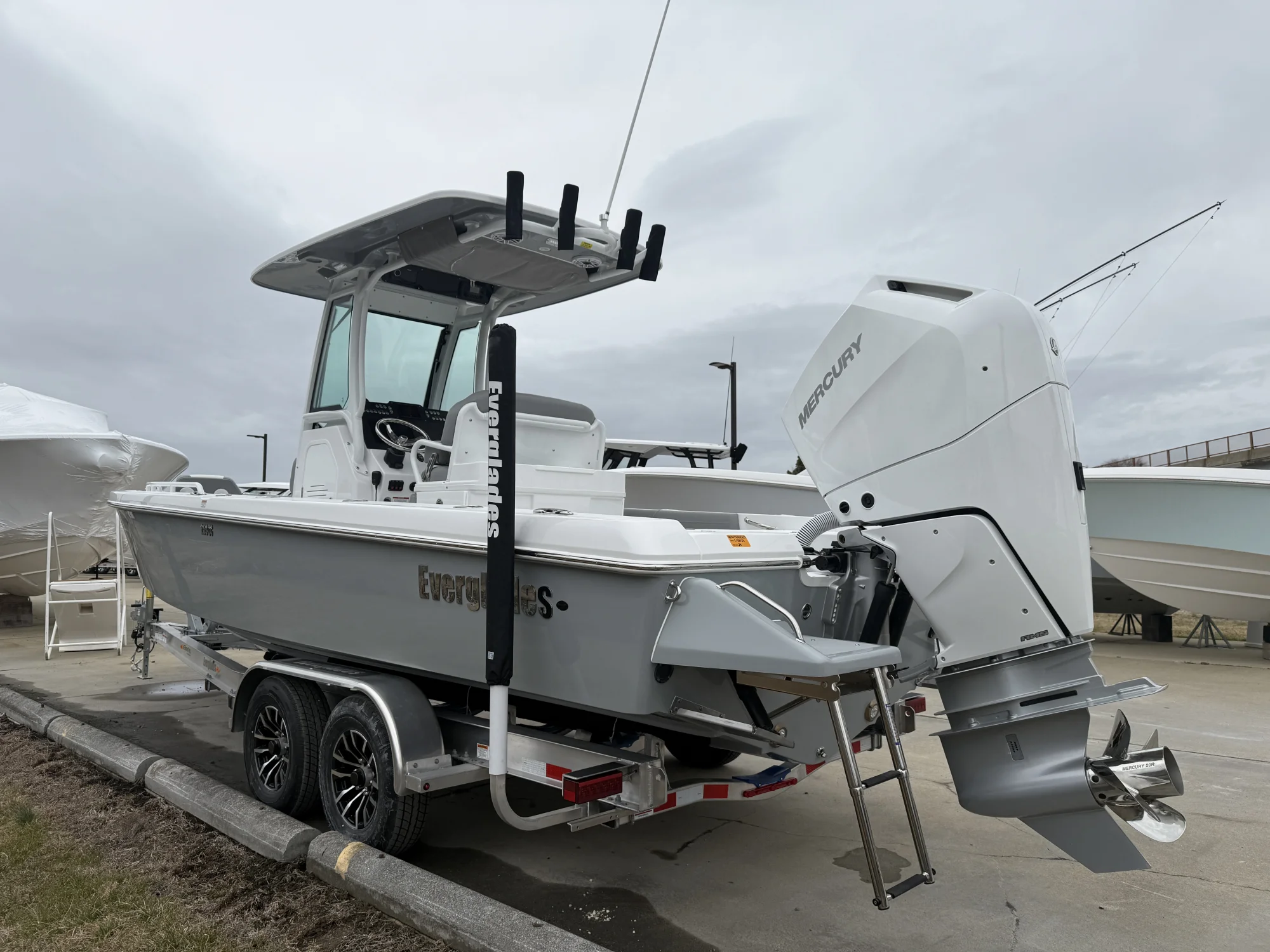 2025 24' Everglades 253CC - Image 5