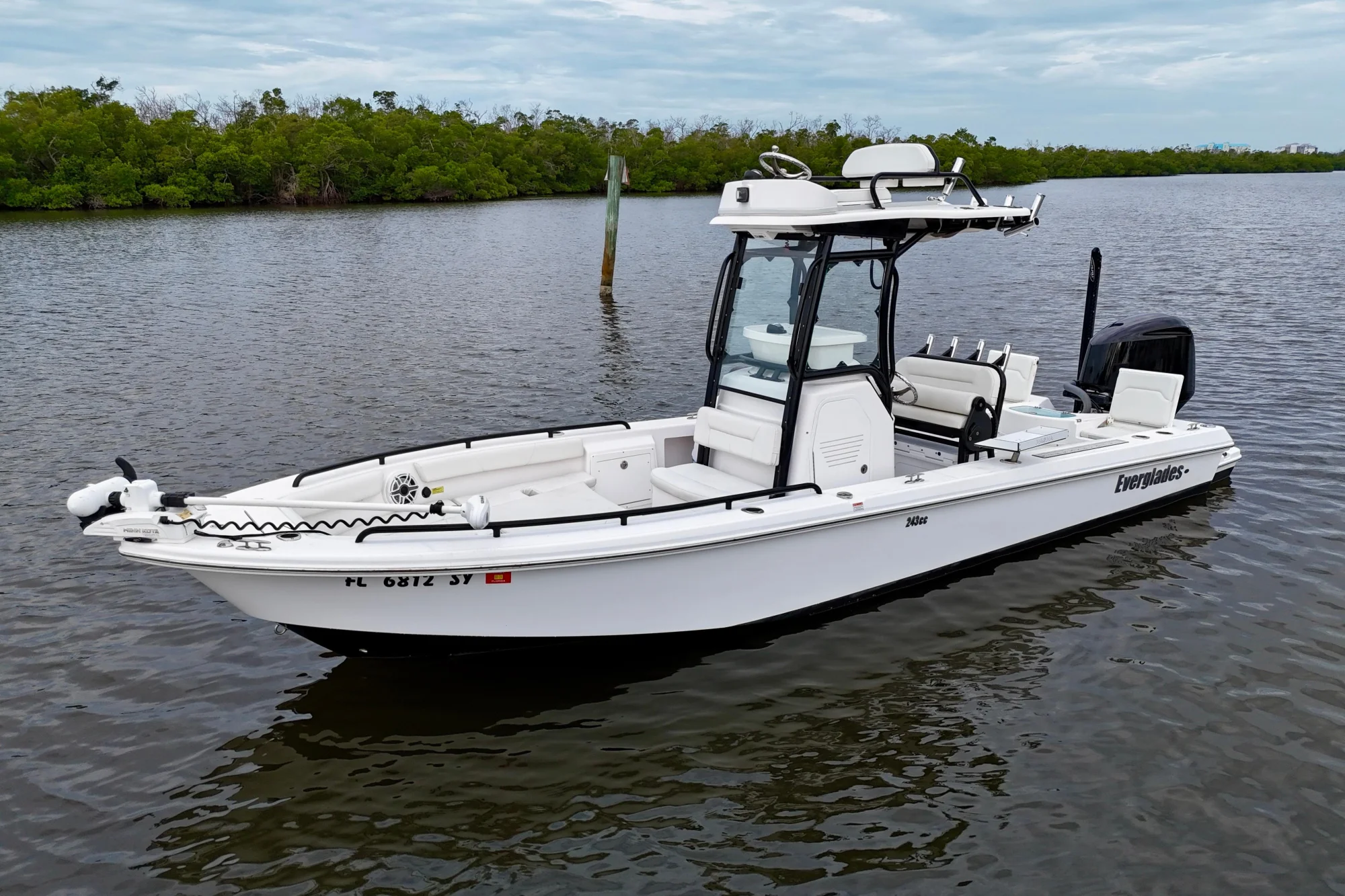 2021 Everglades 243 Center Console - Image 4