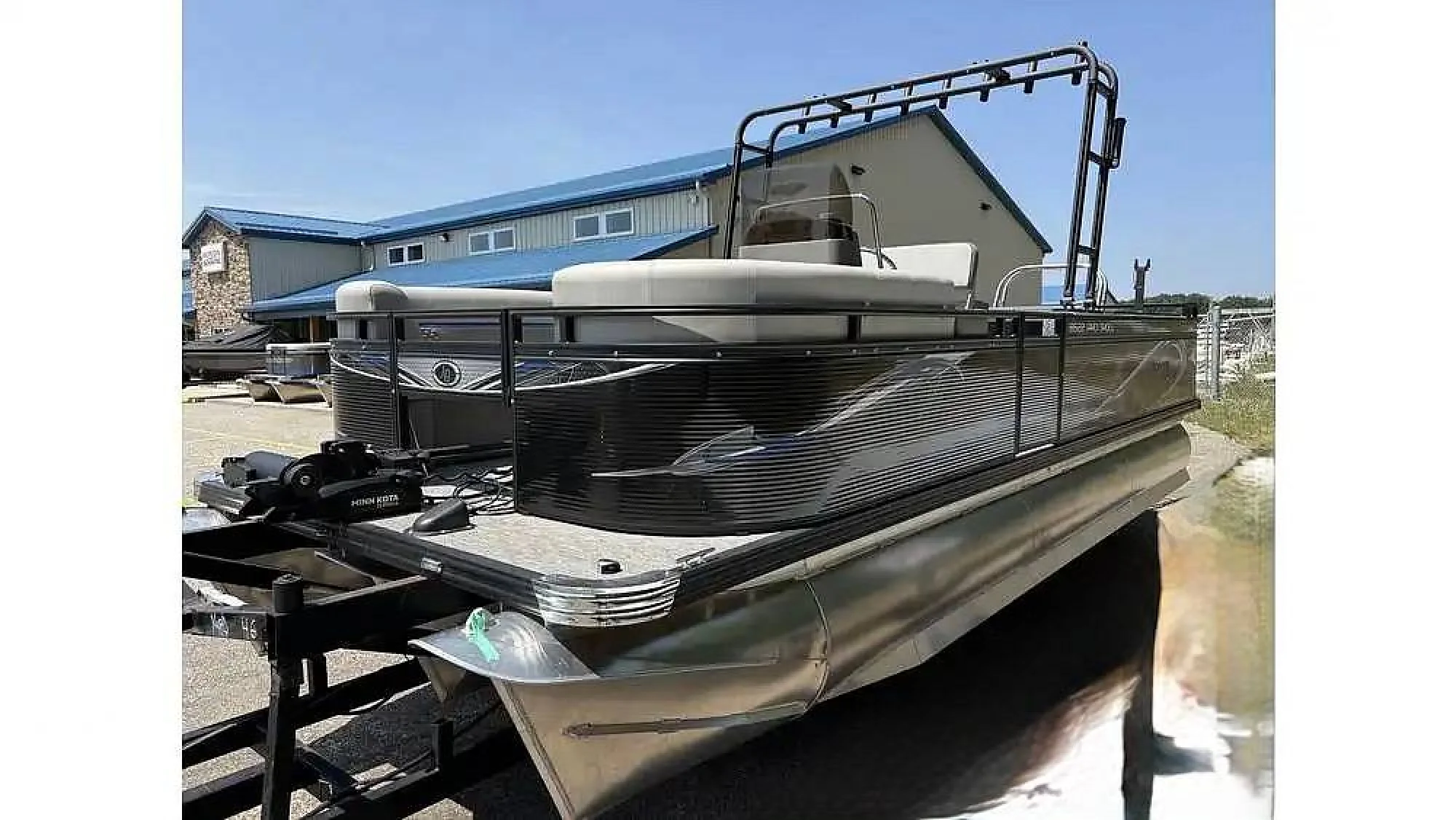 2023 Angler Qwest 8522 Pro Troll - Image 4