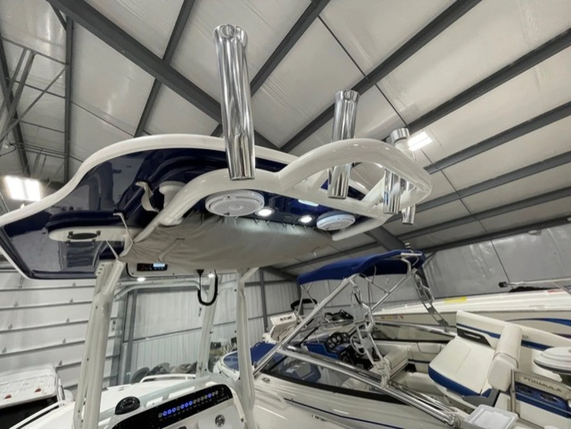 2016 Everglades 230 Center Console - Image 4