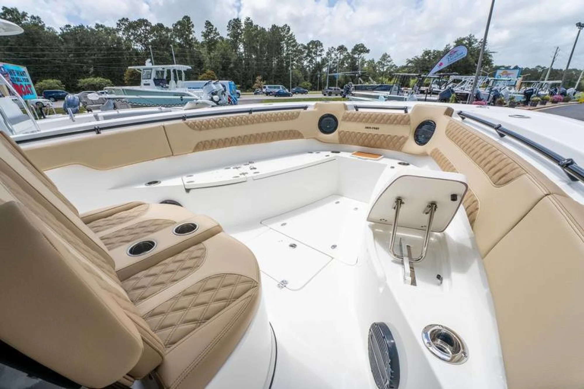 2025 Sea Pro 322DLX - Image 4