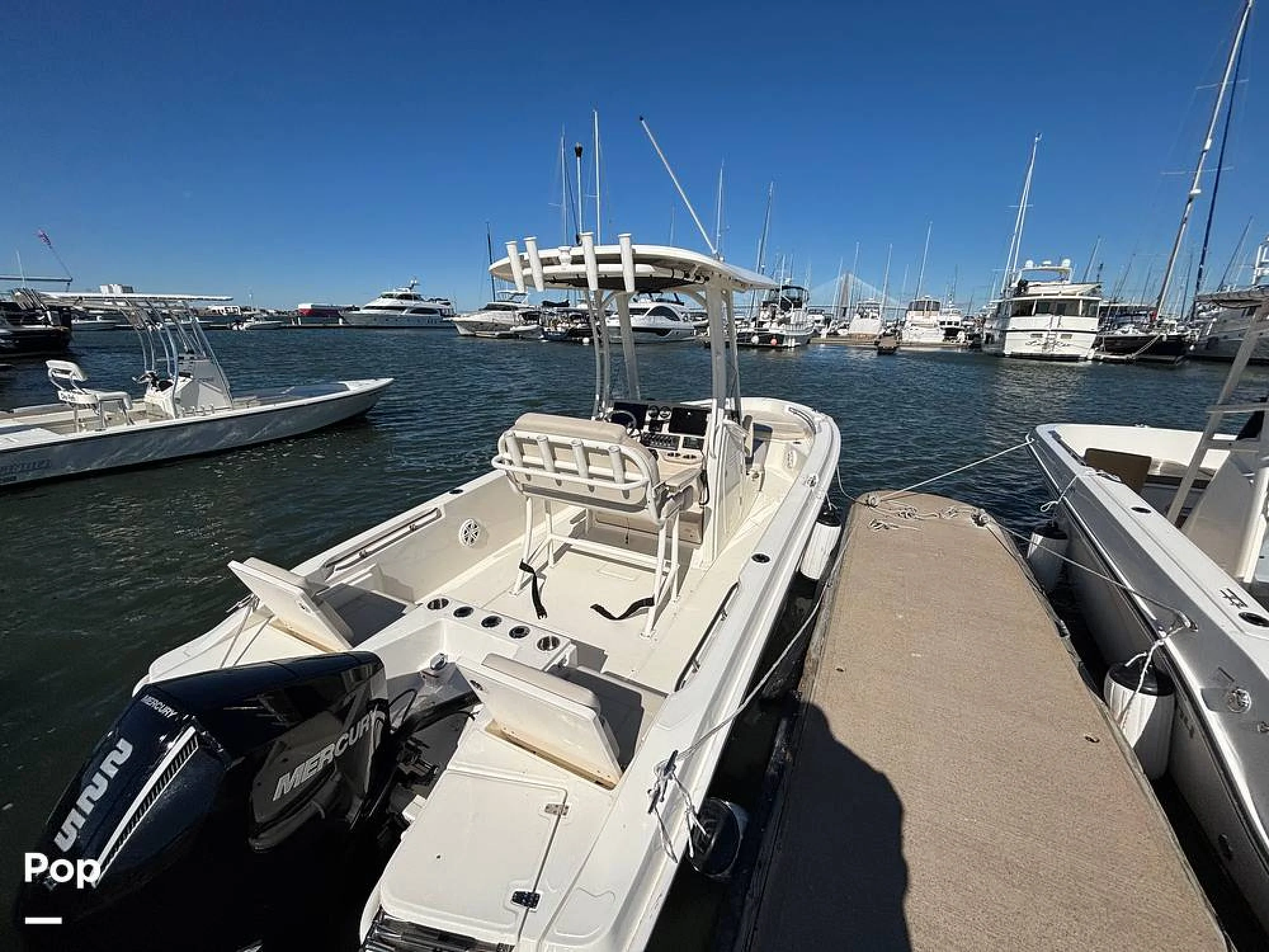 2025 Boston Whaler 220 DAUNTLESS - Image 4