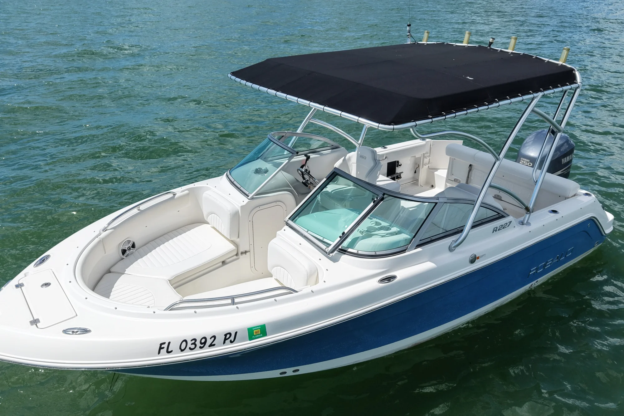 2012 Robalo R227 Dual Console - Image 2