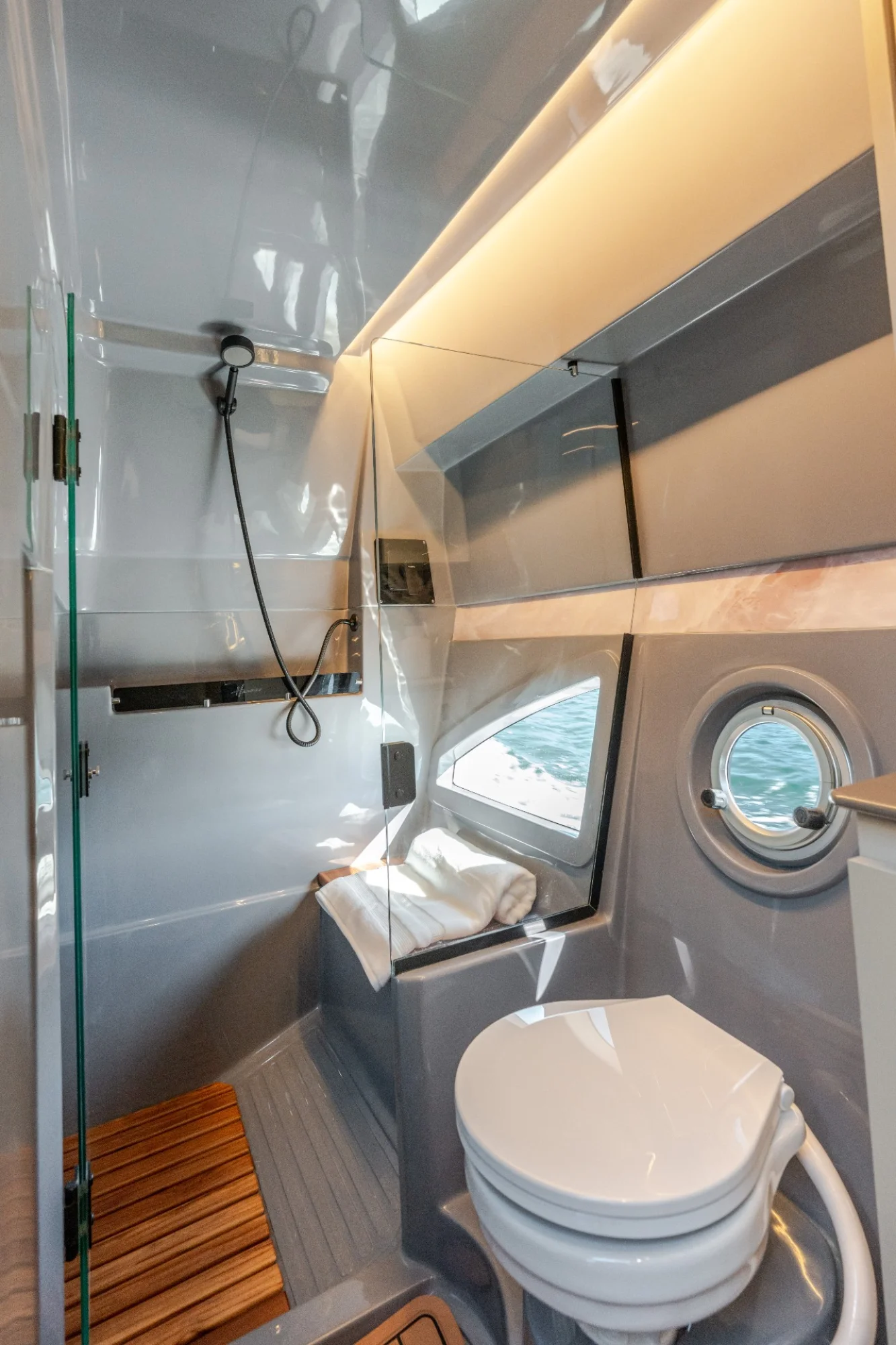 2027 Hanover 415 -Inboard - Image 4