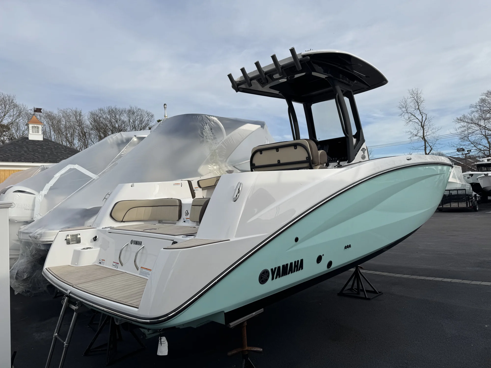 2025 Yamaha Boats 255 FSH Sport H - Image 3