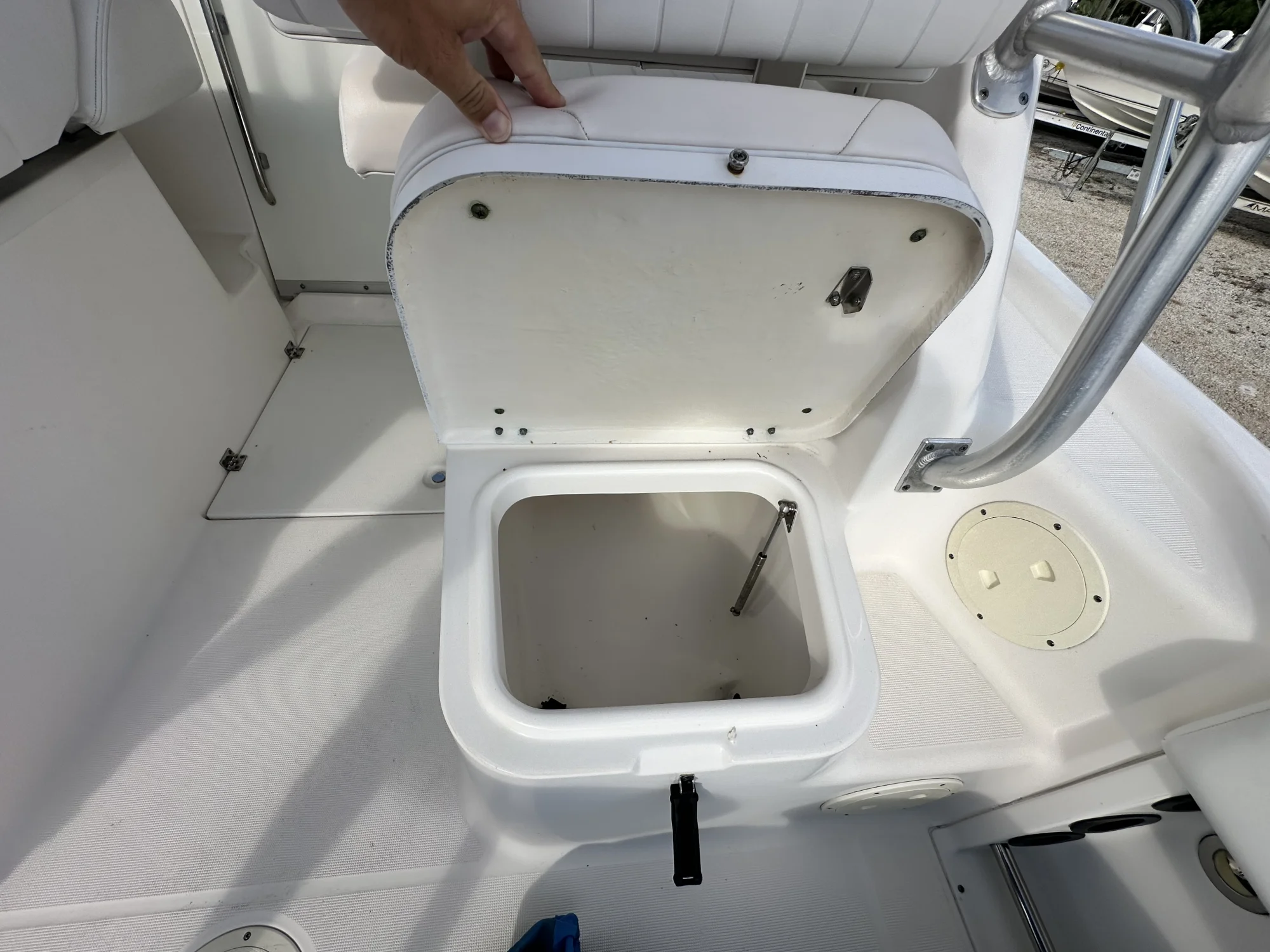 2016 Robalo R265 - Image 3