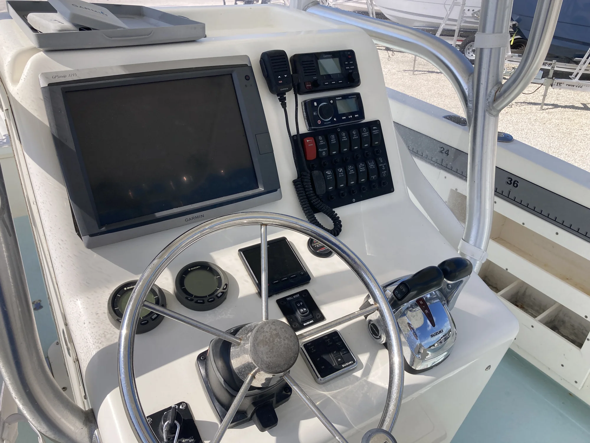 1998 World Cat 246 Sport Fish - Image 2