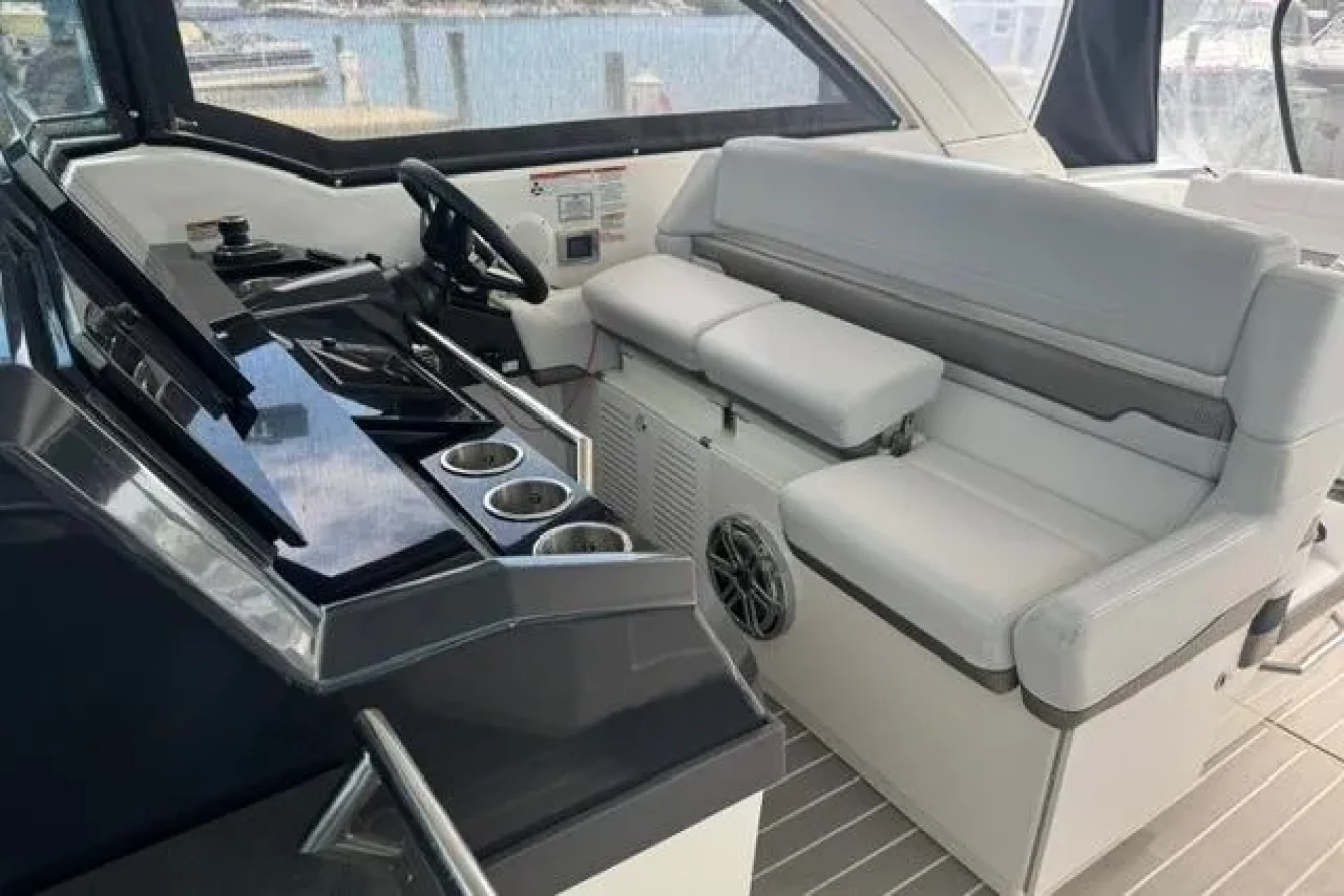 2020 Formula 380 Super Sport Crossover - Image 2