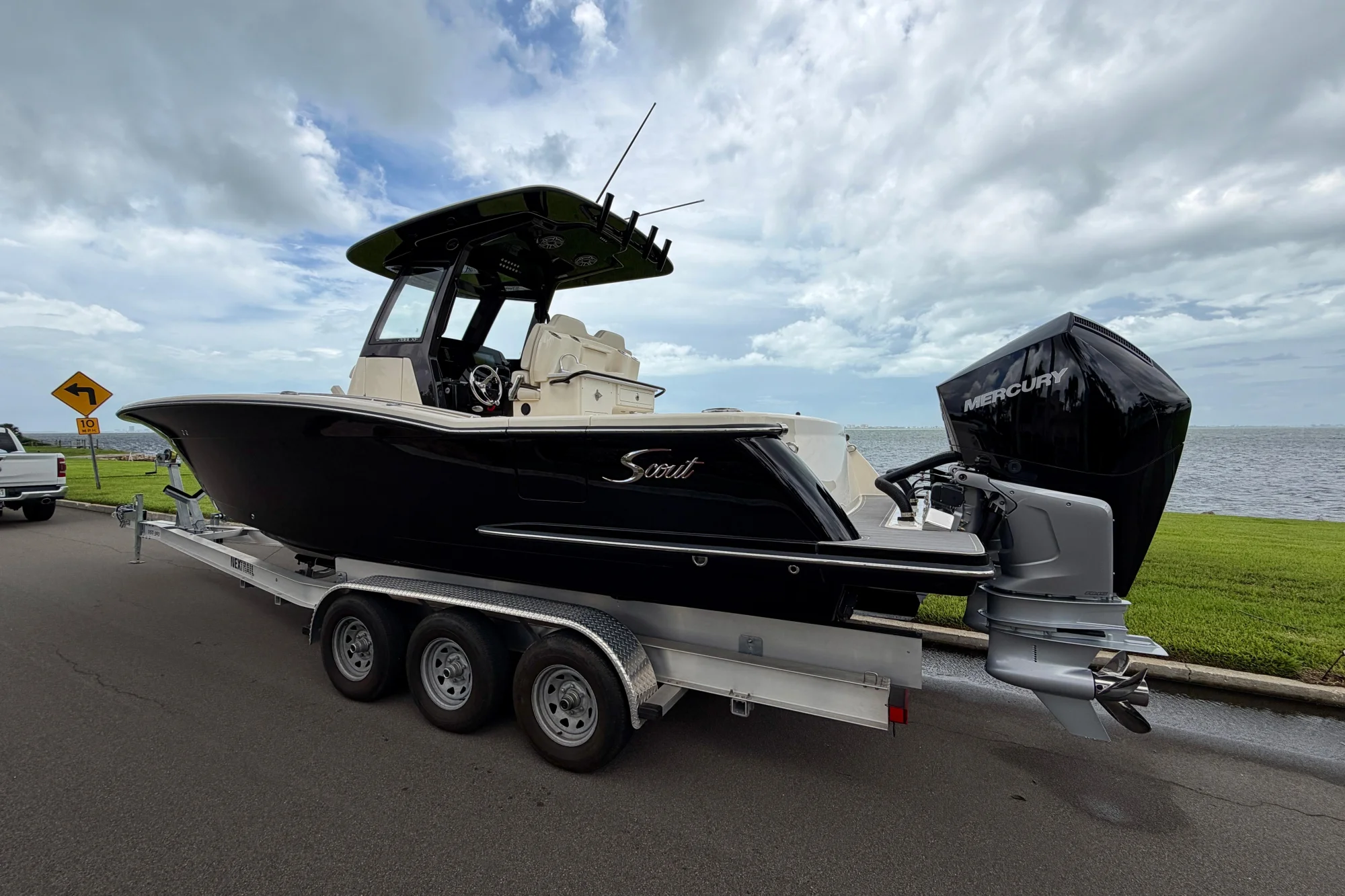 2027 Scout 288 LXF - Image 2