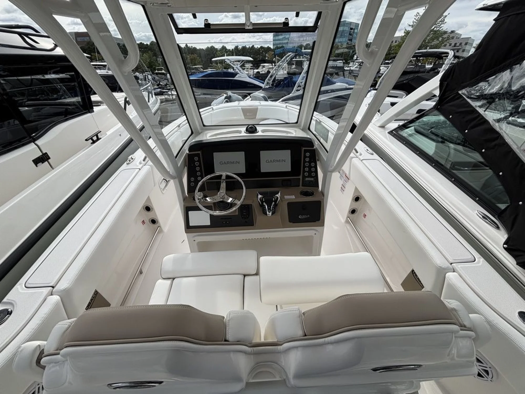 2027 Robalo R252 Explorer - Image 4
