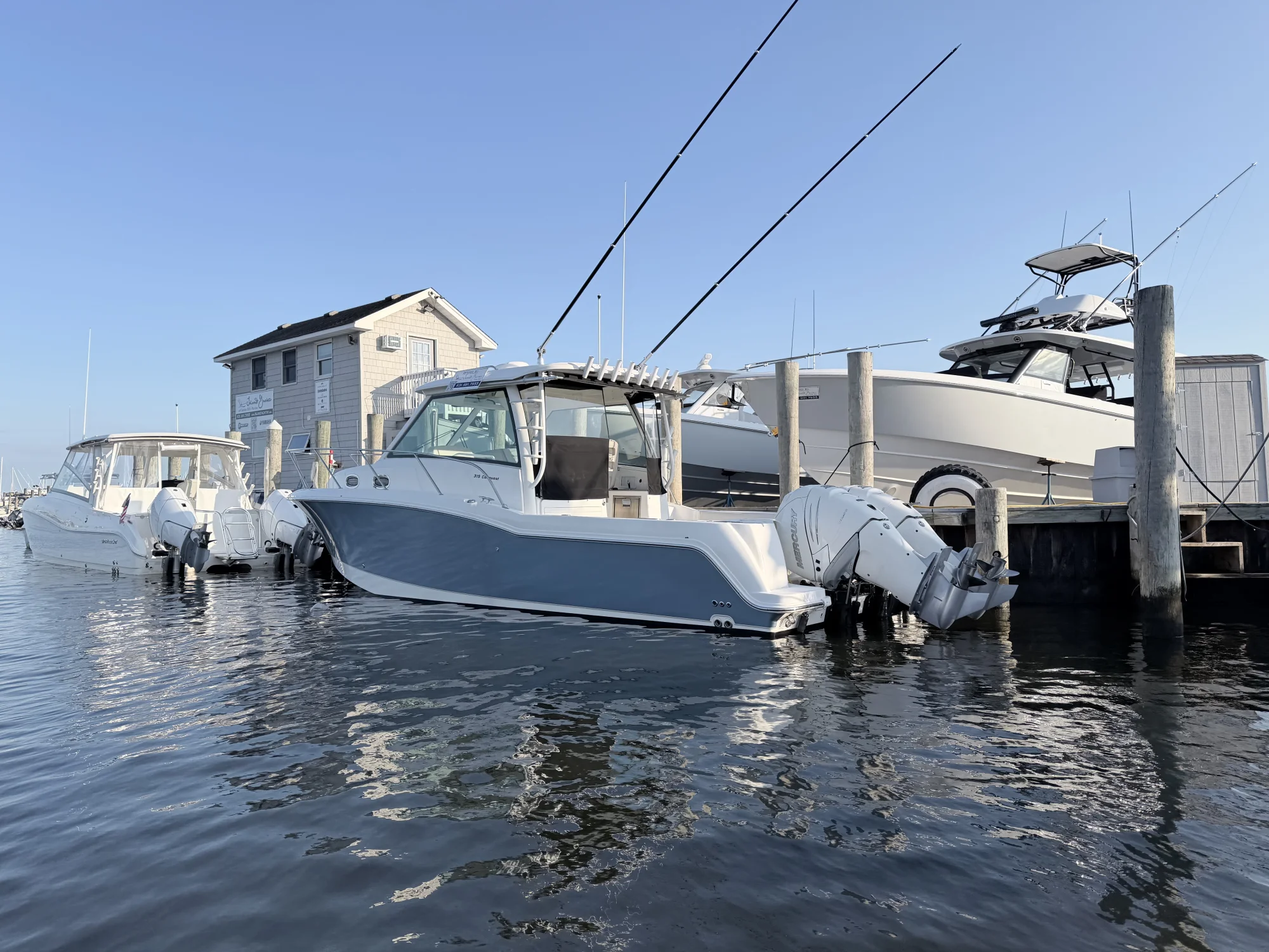 2017 Boston Whaler 315 Conquest - Image 2