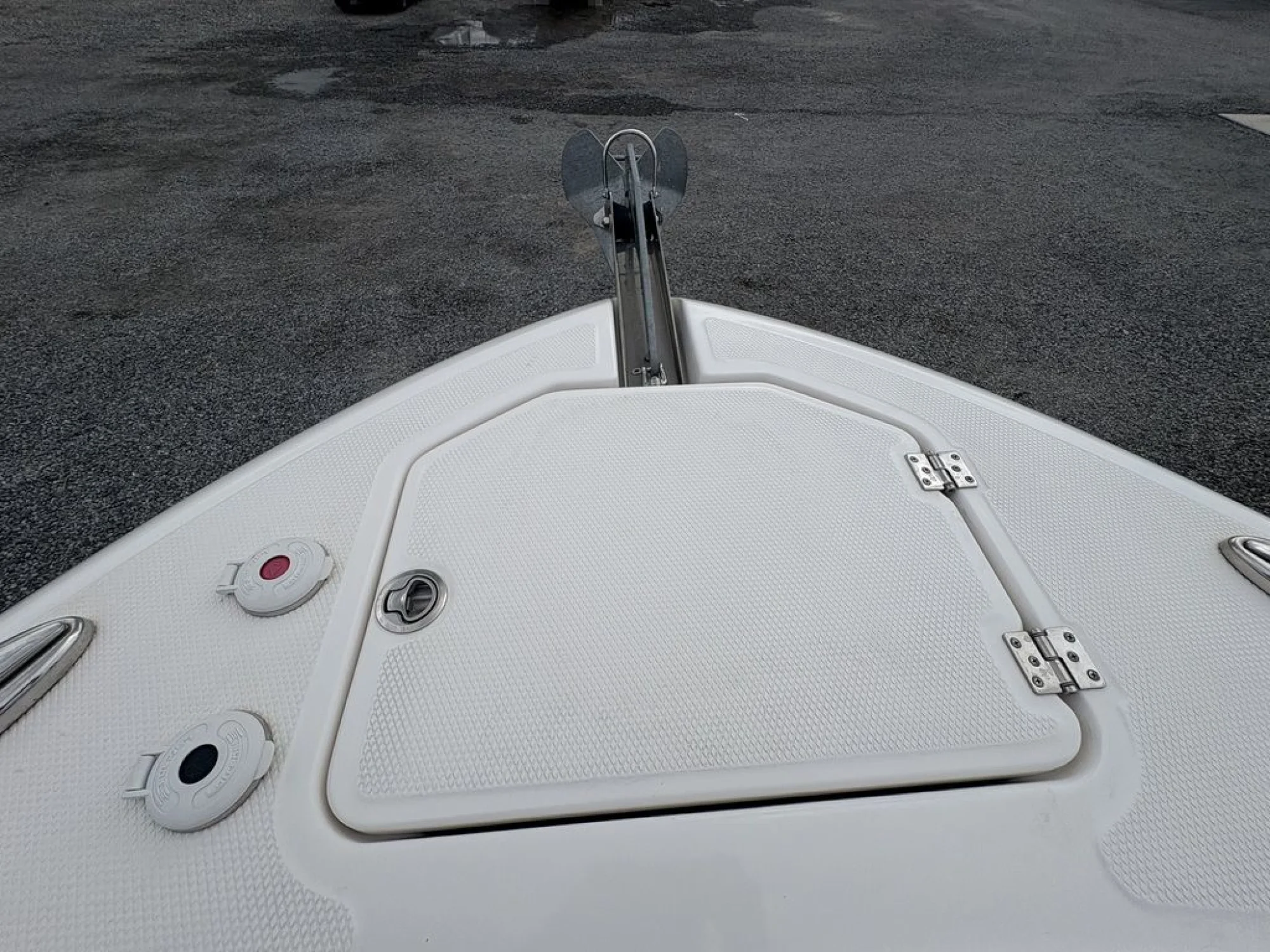2022 Robalo R242EX - Image 2