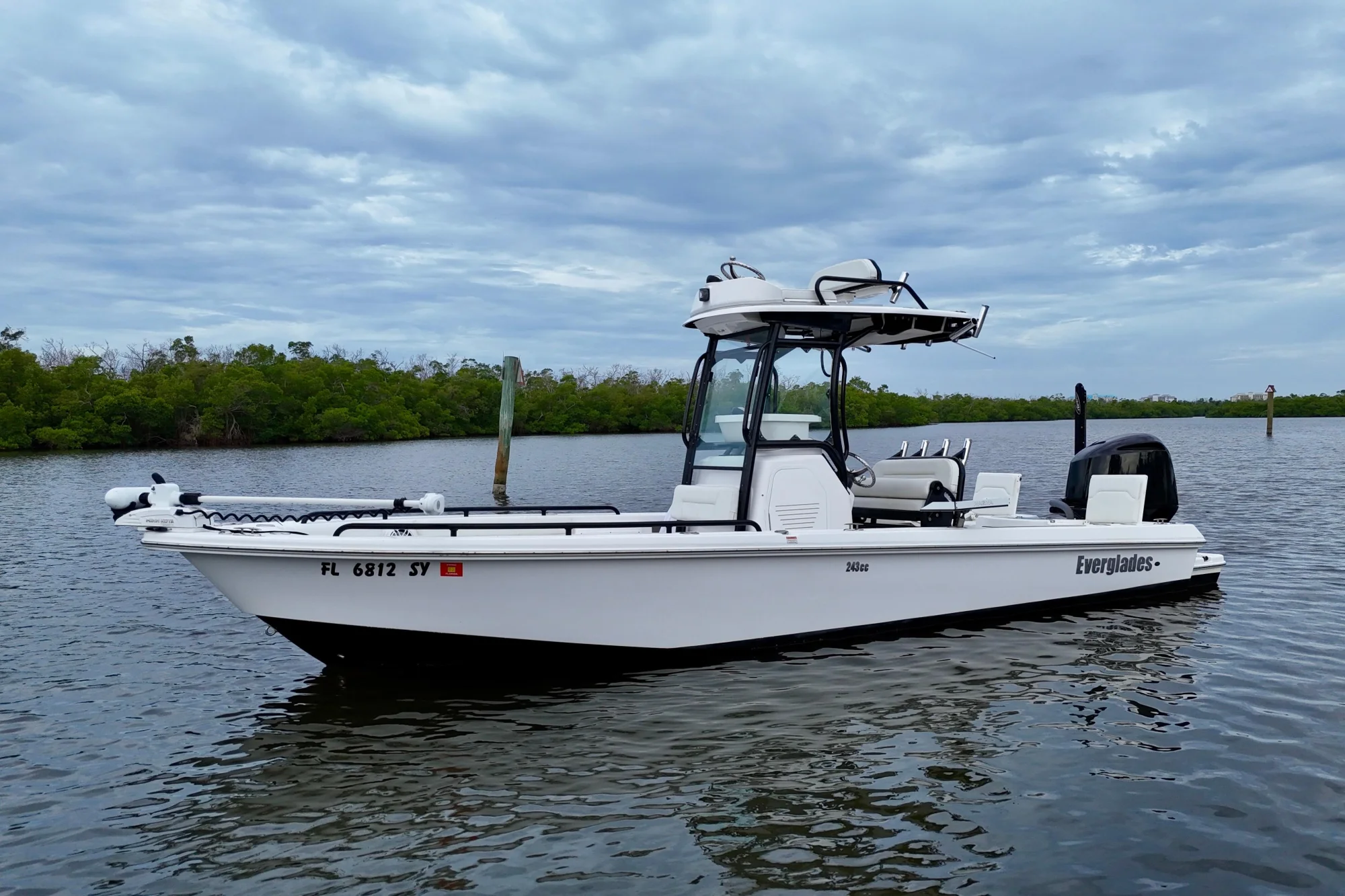 2021 Everglades 243 Center Console - Image 3