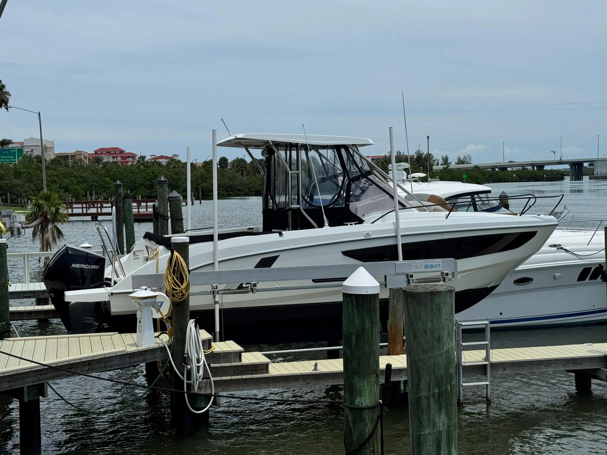 2022 Beneteau Flyer 9 SUNdeck - Image 2