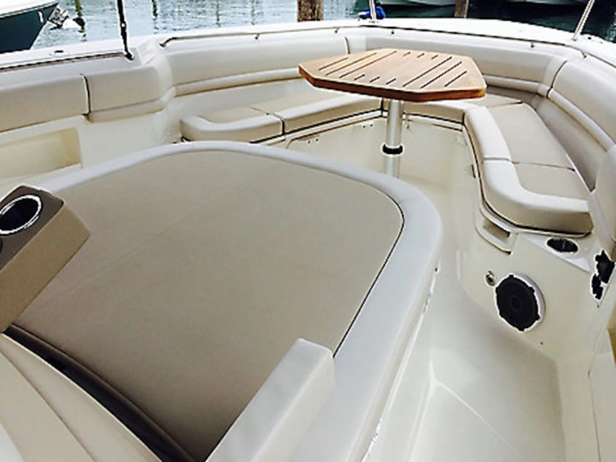 Boston Whaler 380 Outrage - Image 5