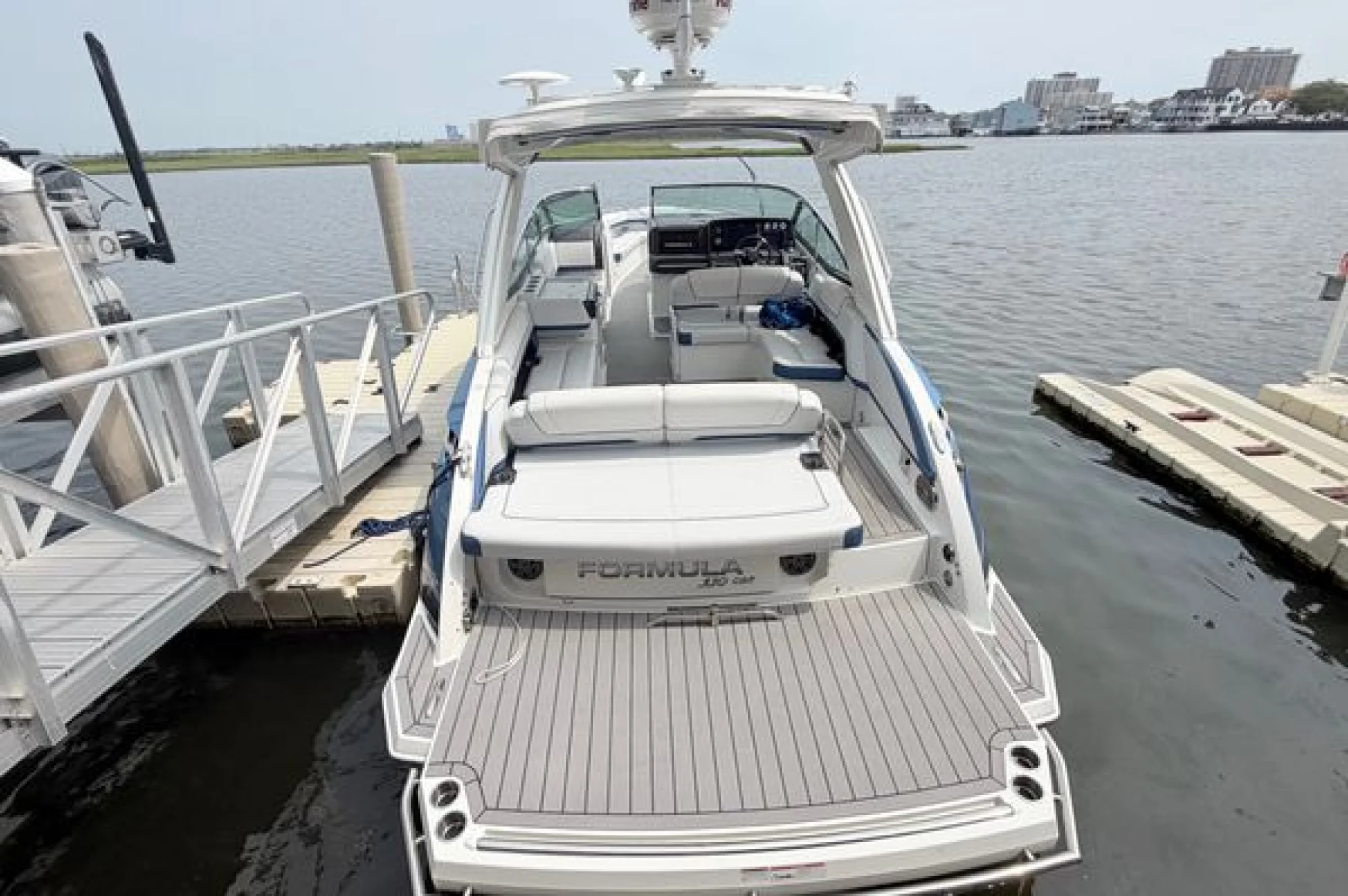 2020 33' Formula 330 Crossover Bowrider - Image 4